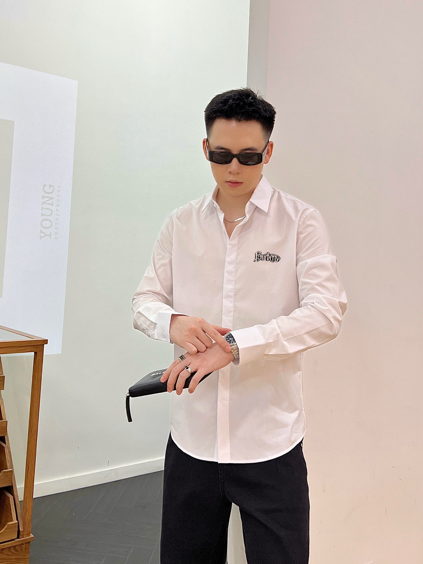 ￼ ￼ ￼ ￼ 巴宝莉 专柜最新款男士必备款长袖衬衫，100%天然棉，舒服透气，原单狠货，原版面料，柔软