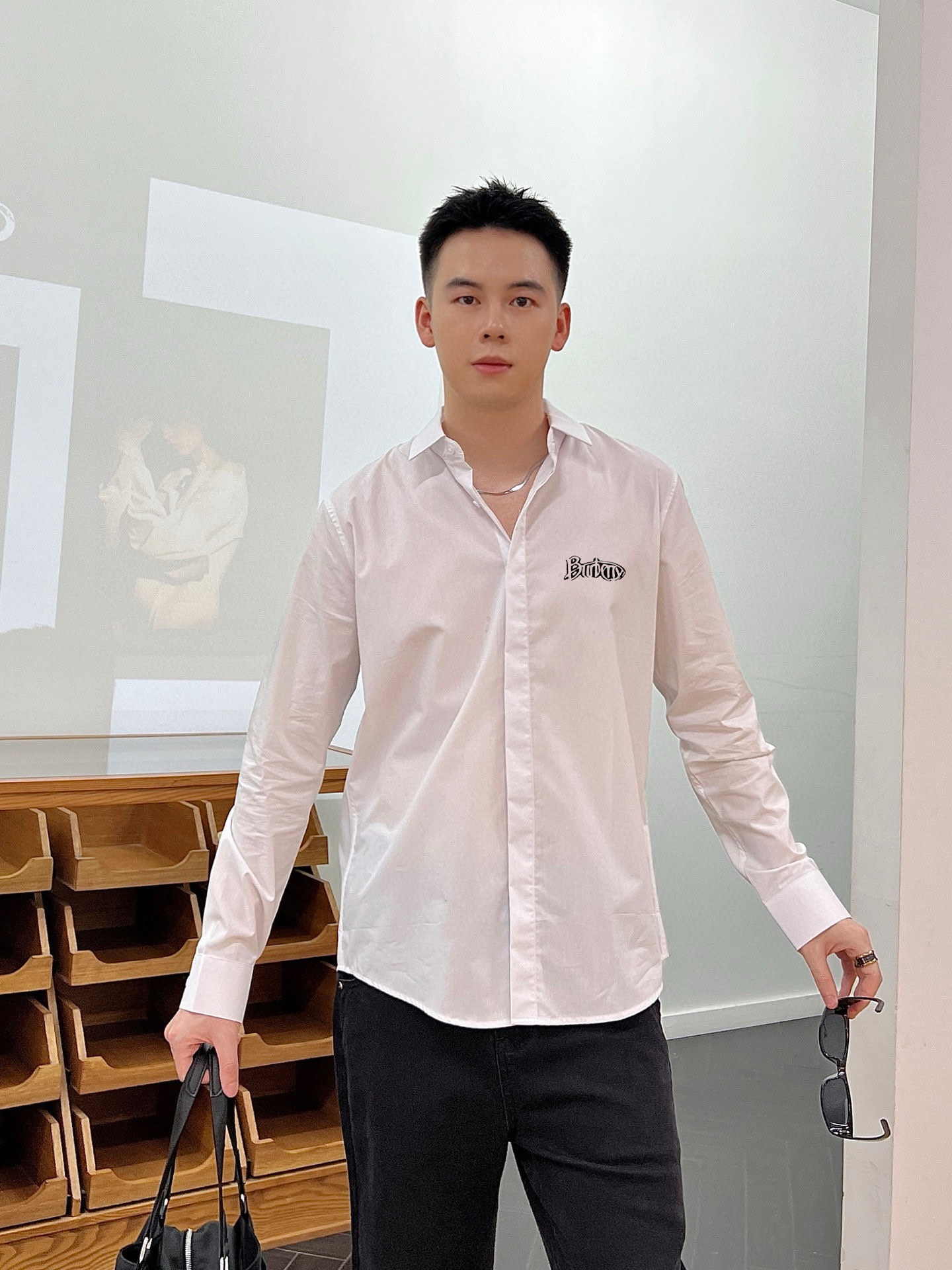 ￼ ￼ ￼ ￼ 巴宝莉 专柜最新款男士必备款长袖衬衫，100%天然棉，舒服透气，原单狠货，原版面料，柔软