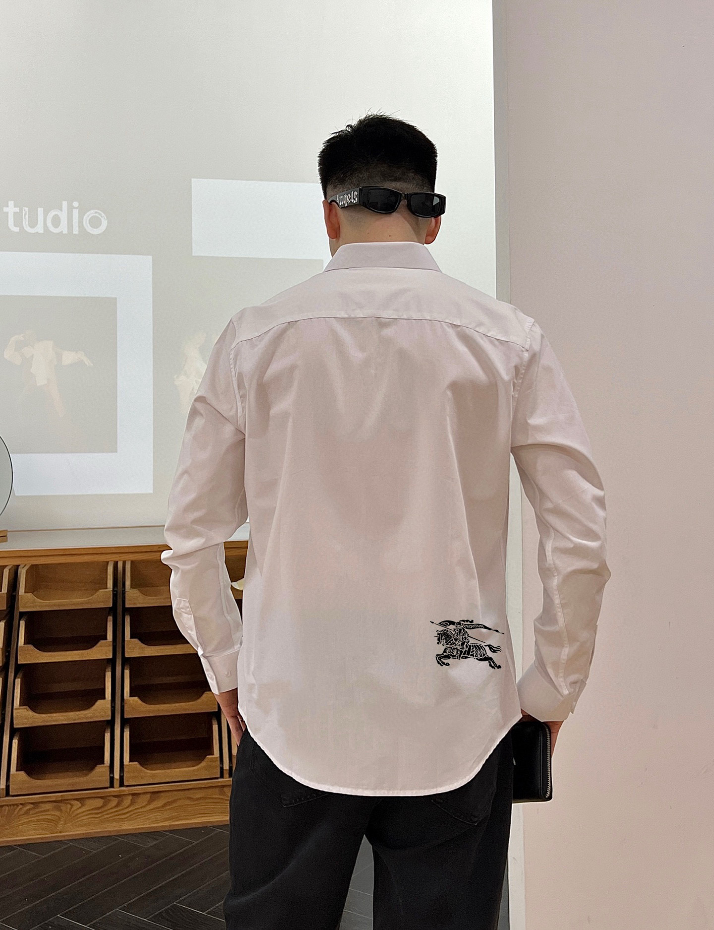 ￼ ￼ ￼ ￼ 巴宝莉 专柜最新款男士必备款长袖衬衫，100%天然棉，舒服透气，原单狠货，原版面料，柔软