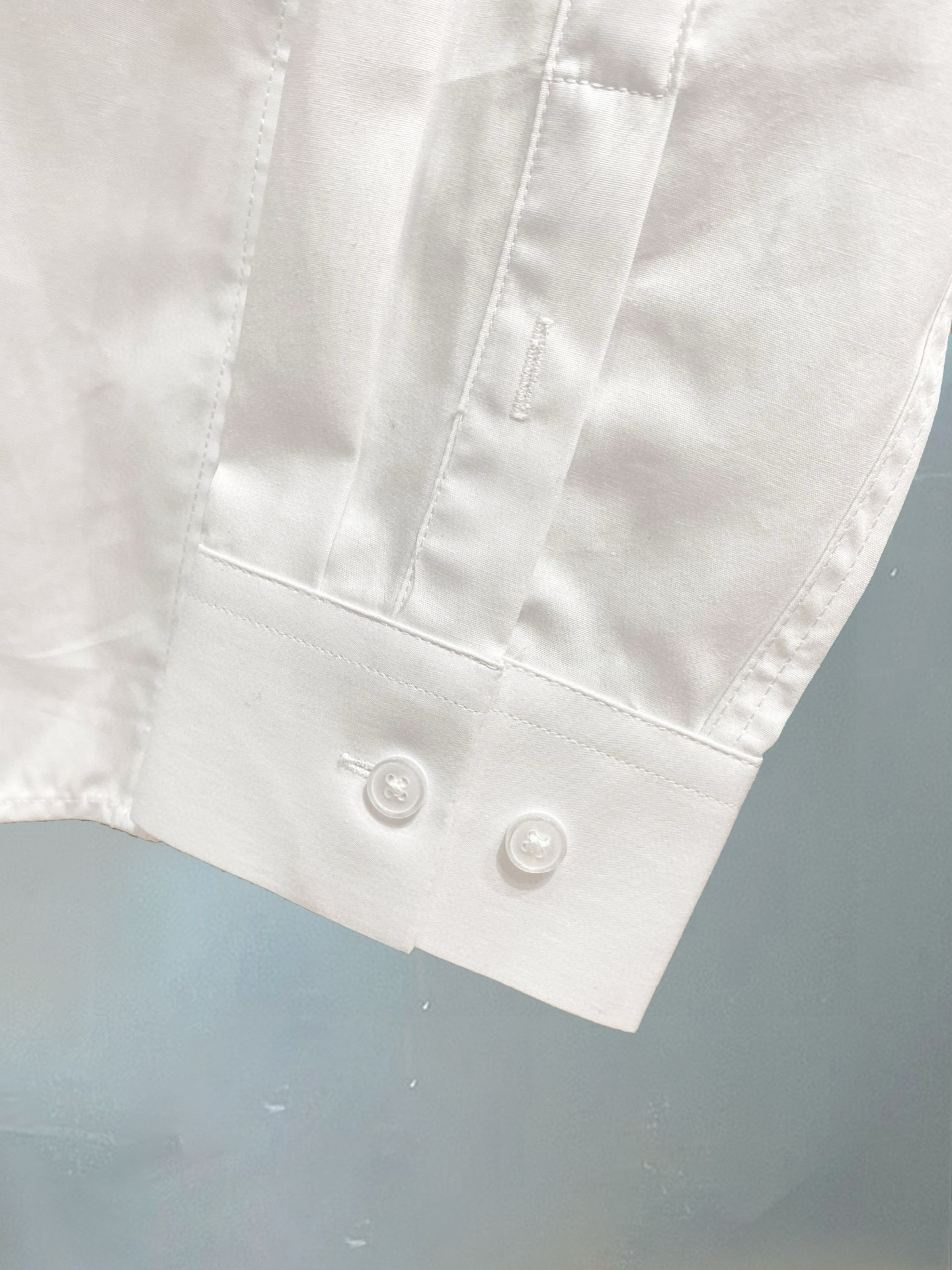 ￼ ￼ ￼ ￼ 迪奥 专柜最新款男士必备款长袖衬衫，100%天然棉，舒服透气，原单狠货，原版面料，柔软舒