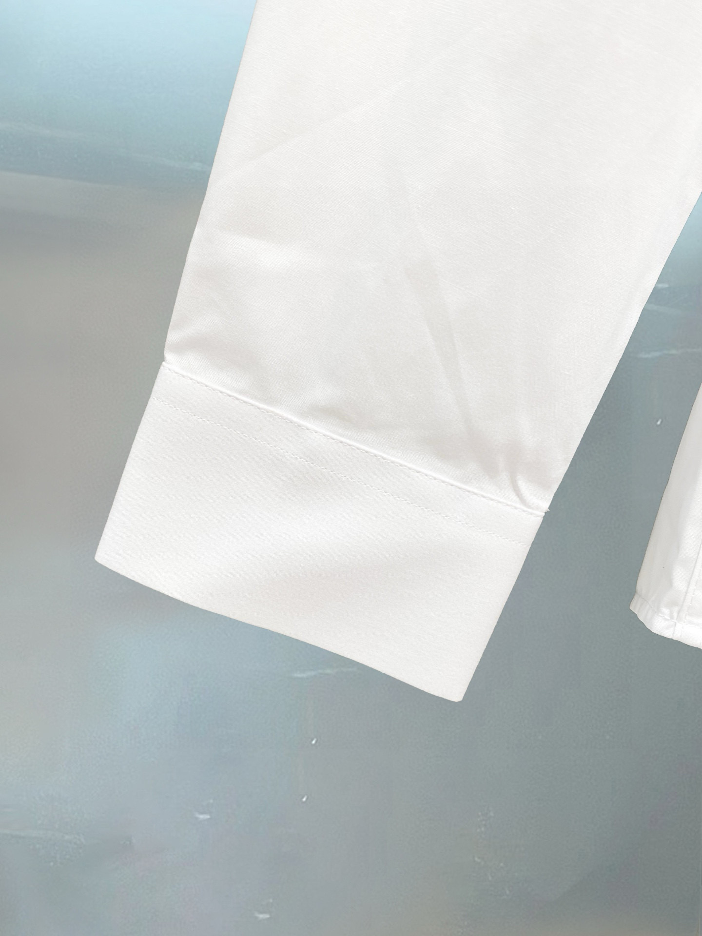 ￼ ￼ ￼ ￼ 迪奥 专柜最新款男士必备款长袖衬衫，100%天然棉，舒服透气，原单狠货，原版面料，柔软舒