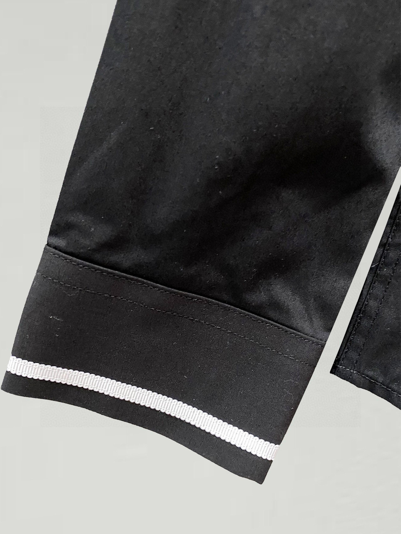 ￼ MIu MIu 专柜最新款男士必备款衬衫，100%天然棉，舒服透气，原单狠货，原版面料，柔软舒适，上