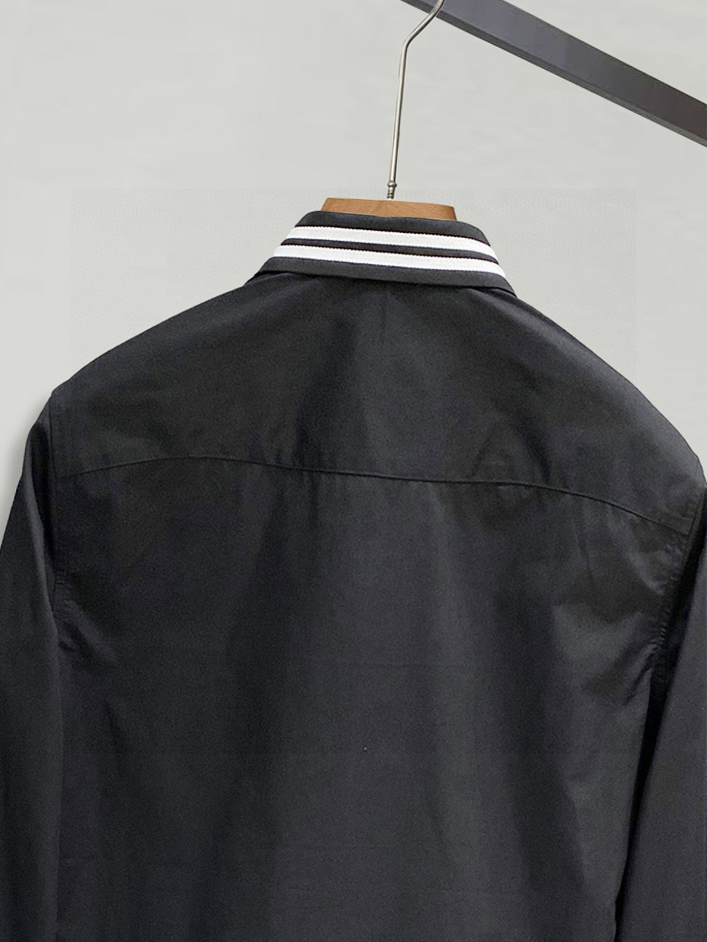 ￼ MIu MIu 专柜最新款男士必备款衬衫，100%天然棉，舒服透气，原单狠货，原版面料，柔软舒适，上