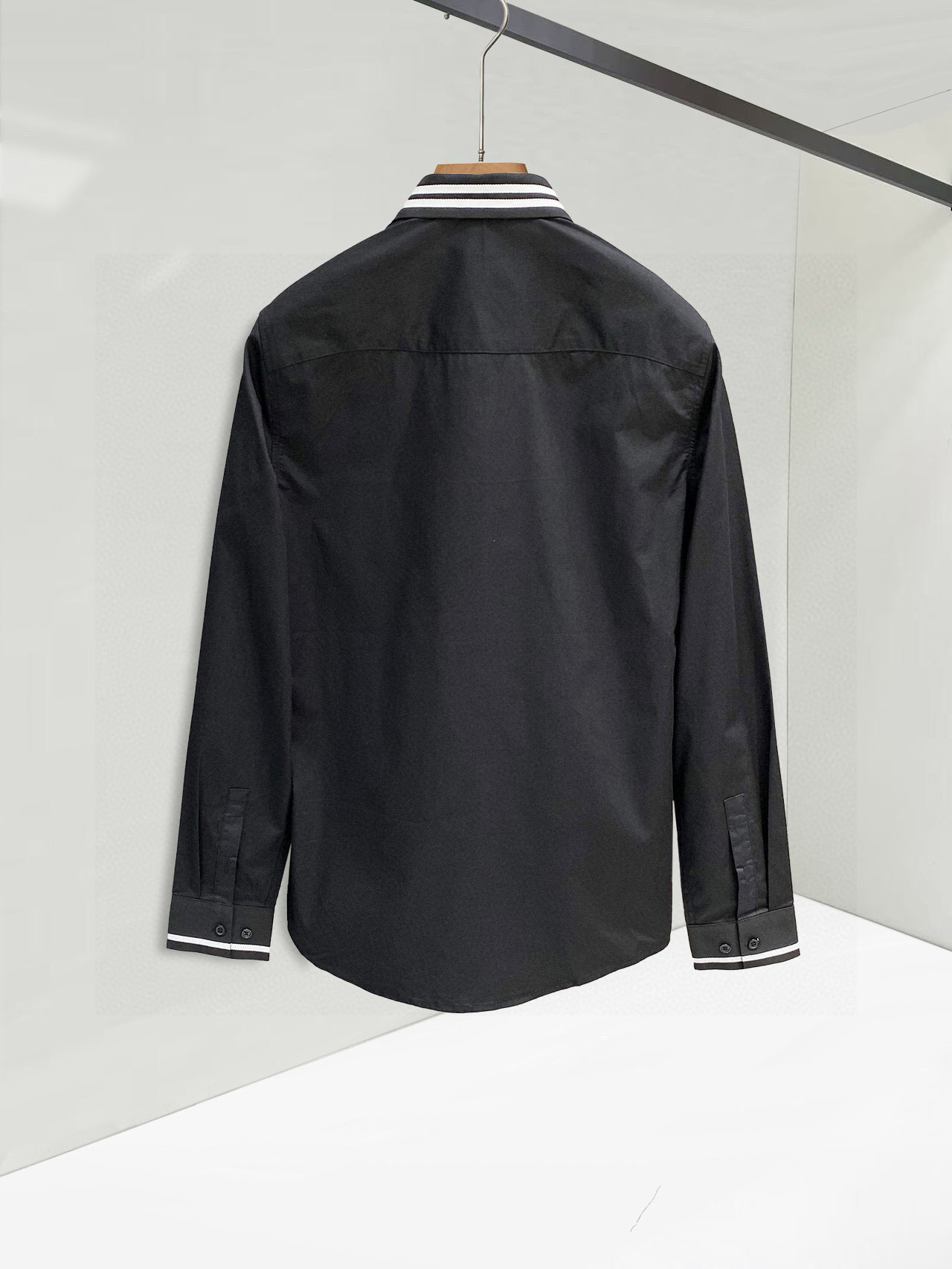 ￼ MIu MIu 专柜最新款男士必备款衬衫，100%天然棉，舒服透气，原单狠货，原版面料，柔软舒适，上