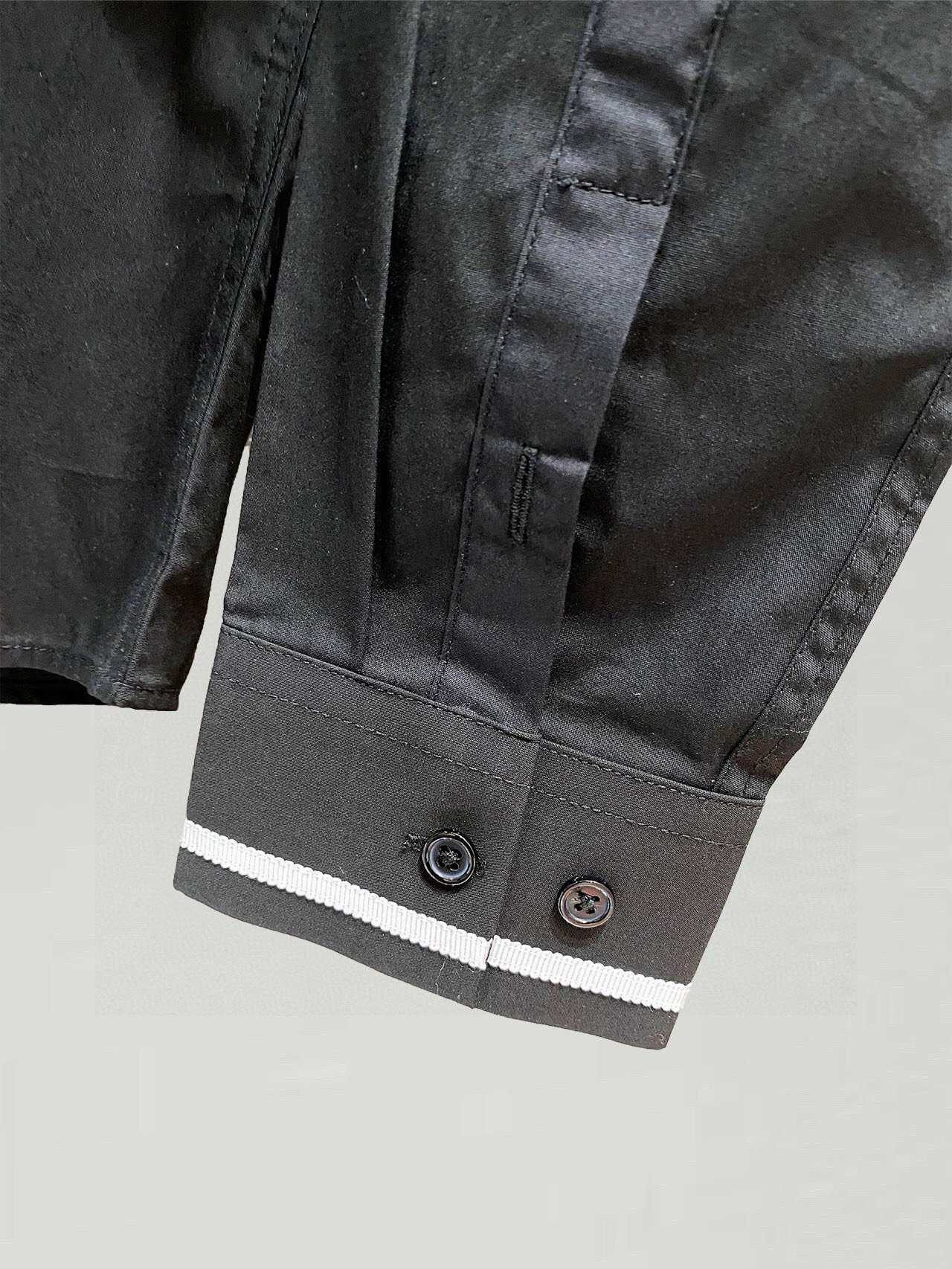 ￼ MIu MIu 专柜最新款男士必备款衬衫，100%天然棉，舒服透气，原单狠货，原版面料，柔软舒适，上