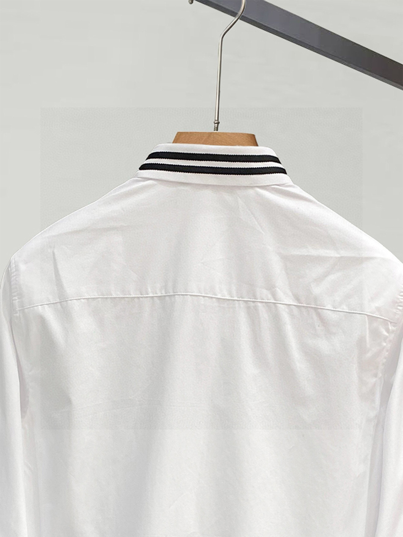 ￼ MIu MIu 专柜最新款男士必备款衬衫，100%天然棉，舒服透气，原单狠货，原版面料，柔软舒适，上