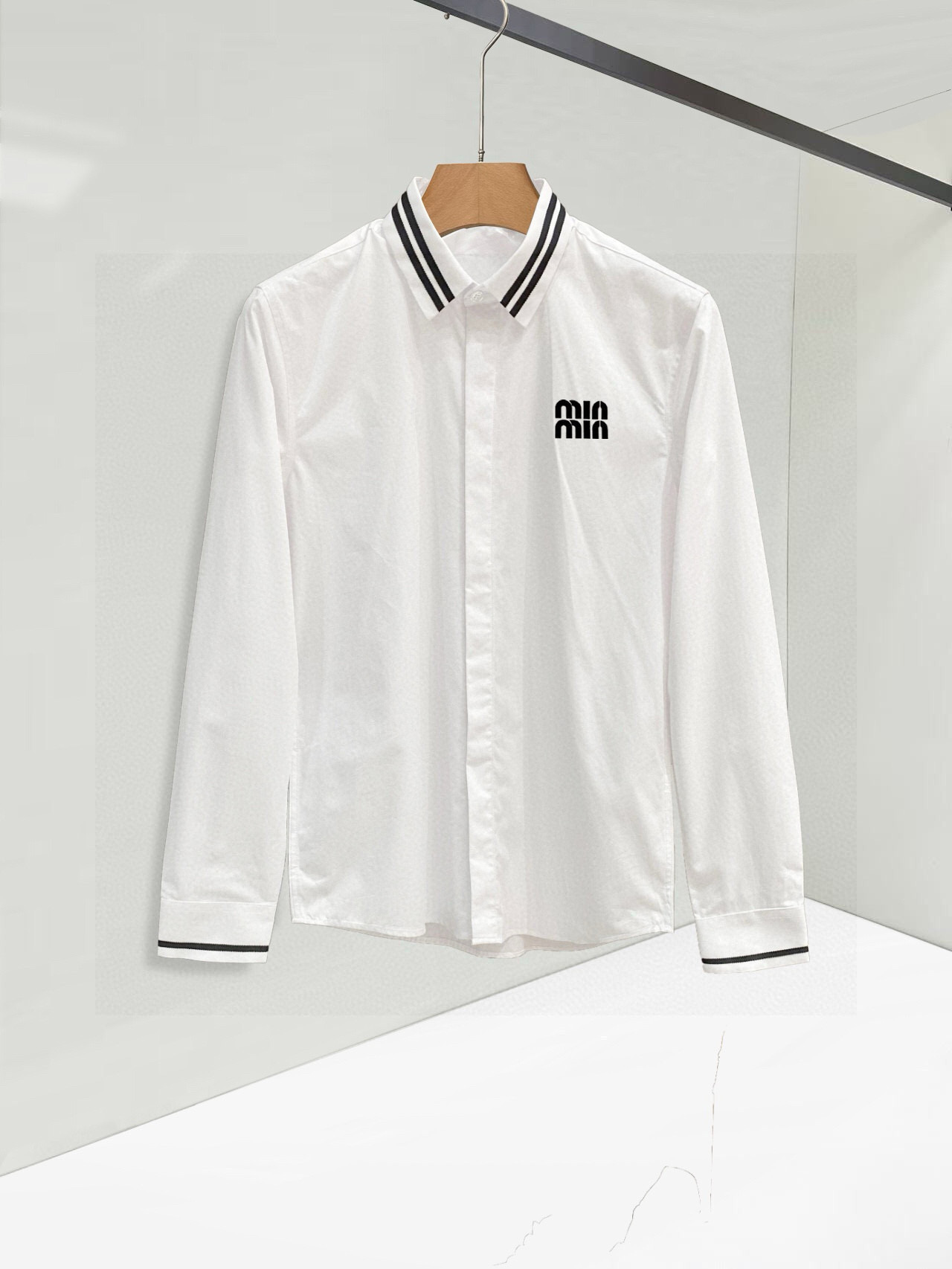 ￼ MIu MIu 专柜最新款男士必备款衬衫，100%天然棉，舒服透气，原单狠货，原版面料，柔软舒适，上