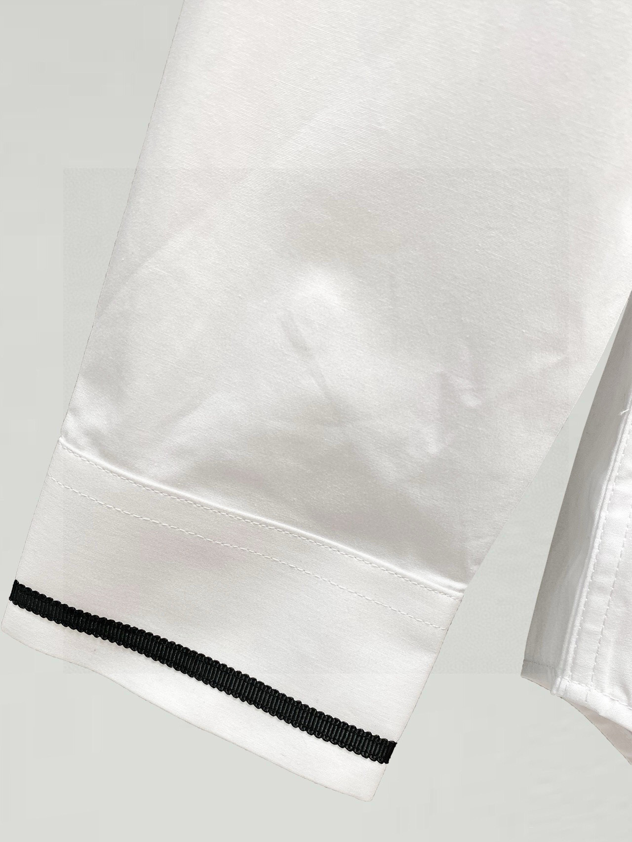 ￼ MIu MIu 专柜最新款男士必备款衬衫，100%天然棉，舒服透气，原单狠货，原版面料，柔软舒适，上