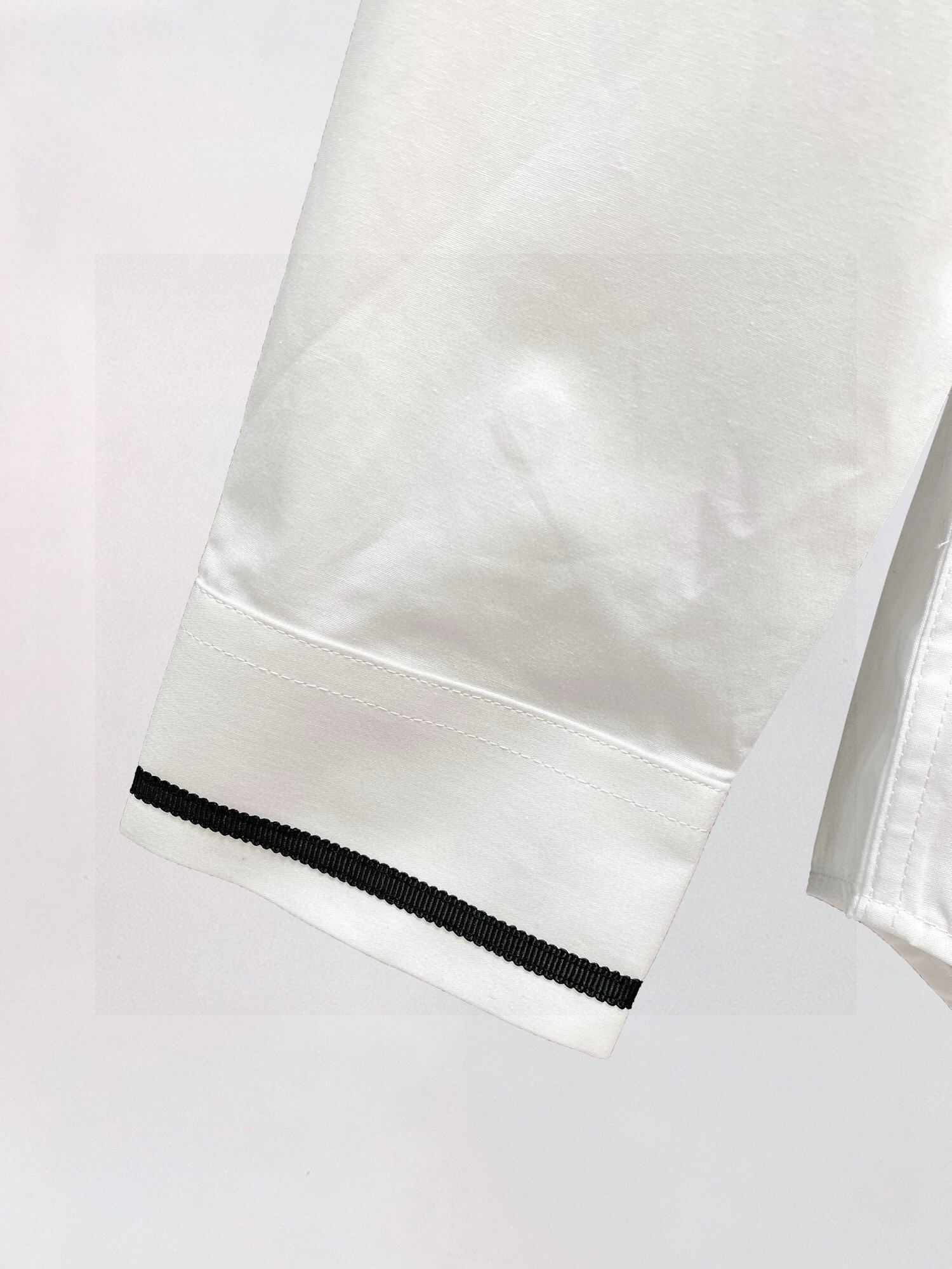 ￼ MIu MIu 专柜最新款男士必备款衬衫，100%天然棉，舒服透气，原单狠货，原版面料，柔软舒适，上