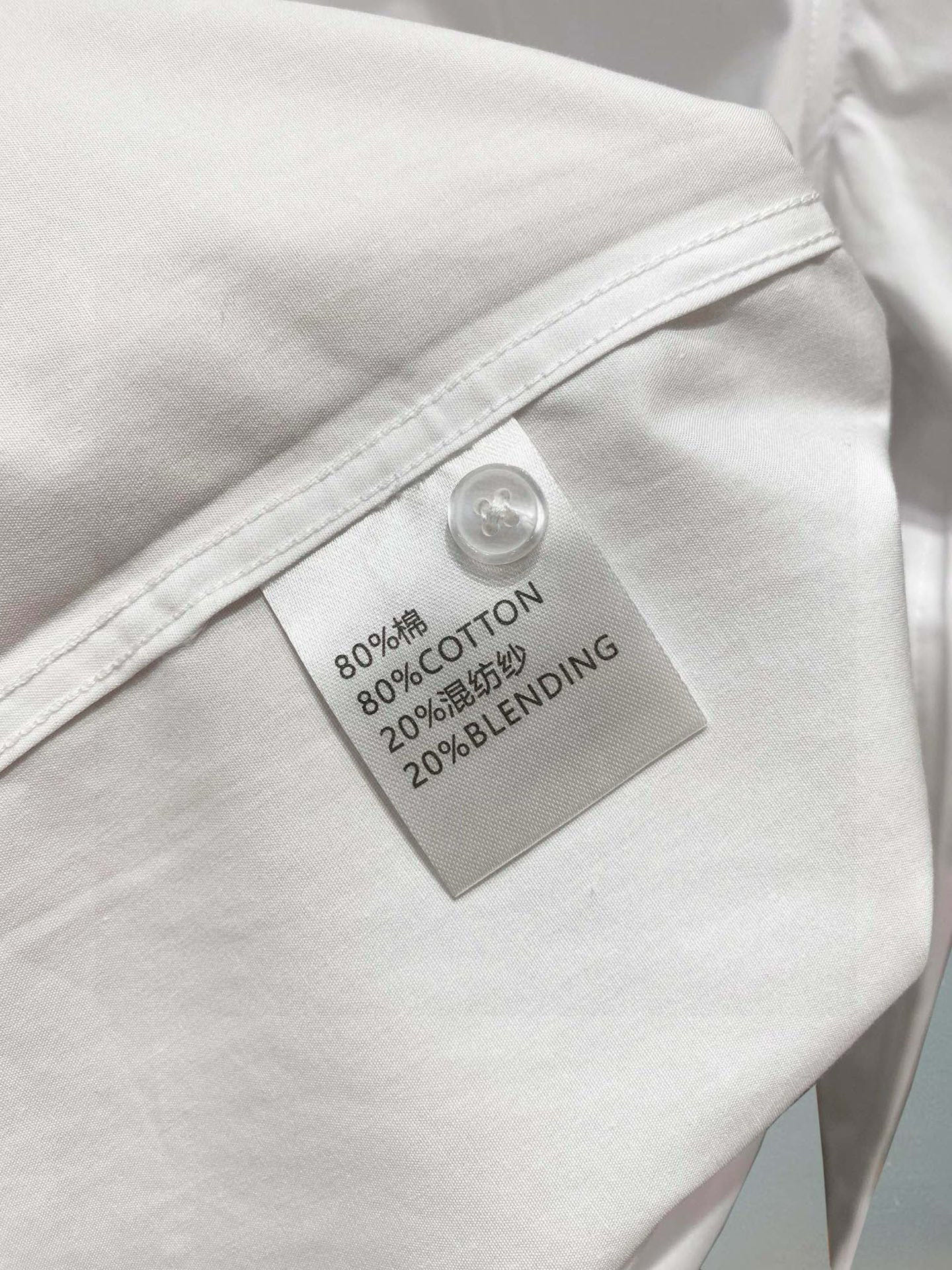 ￼ MIu MIu 专柜最新款男士必备款衬衫，100%天然棉，舒服透气，原单狠货，原版面料，柔软舒适，上