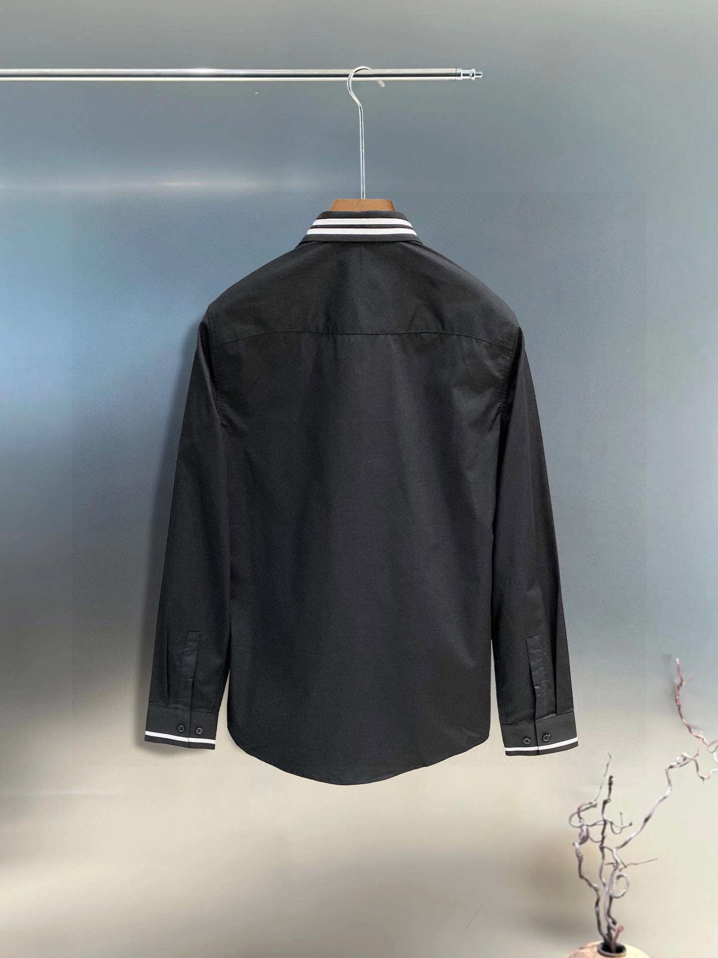 ￼ 芬迪 专柜最新款男士必备款衬衫，100%天然棉，舒服透气，原单狠货，原版面料，柔软舒适，上身高端又奢