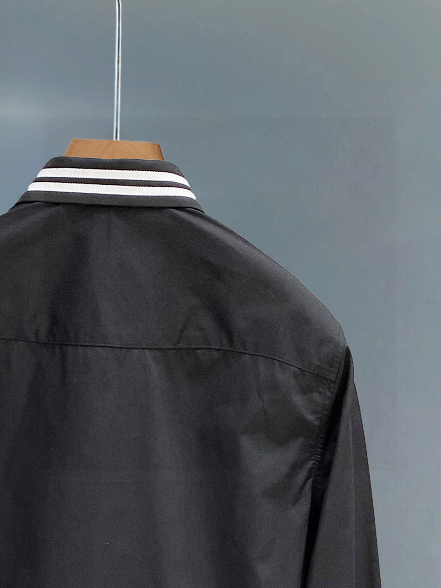 ￼ 芬迪 专柜最新款男士必备款衬衫，100%天然棉，舒服透气，原单狠货，原版面料，柔软舒适，上身高端又奢