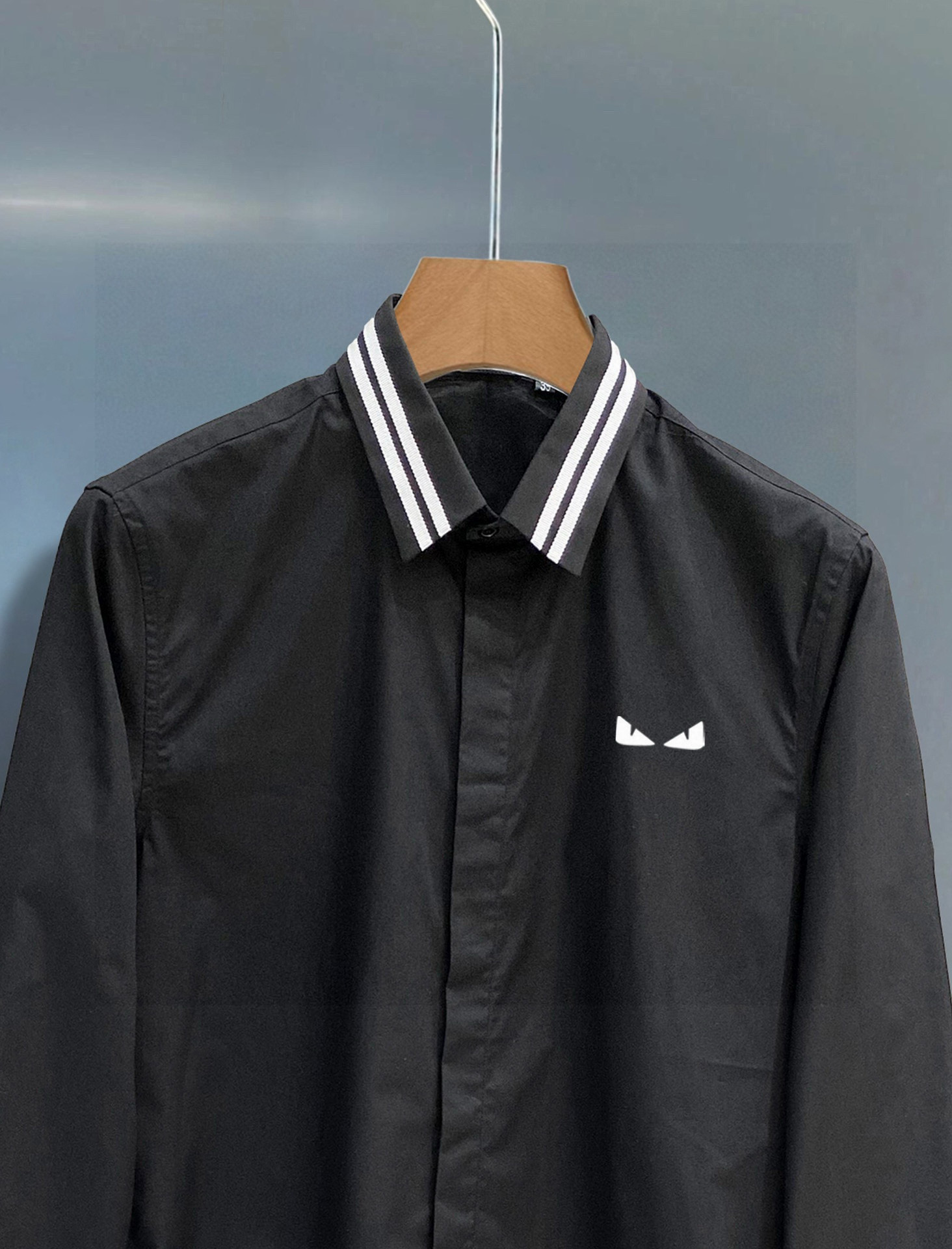 ￼ 芬迪 专柜最新款男士必备款衬衫，100%天然棉，舒服透气，原单狠货，原版面料，柔软舒适，上身高端又奢