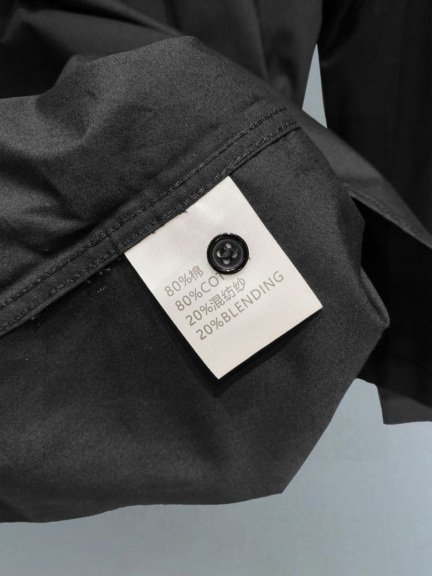 ￼ 芬迪 专柜最新款男士必备款衬衫，100%天然棉，舒服透气，原单狠货，原版面料，柔软舒适，上身高端又奢