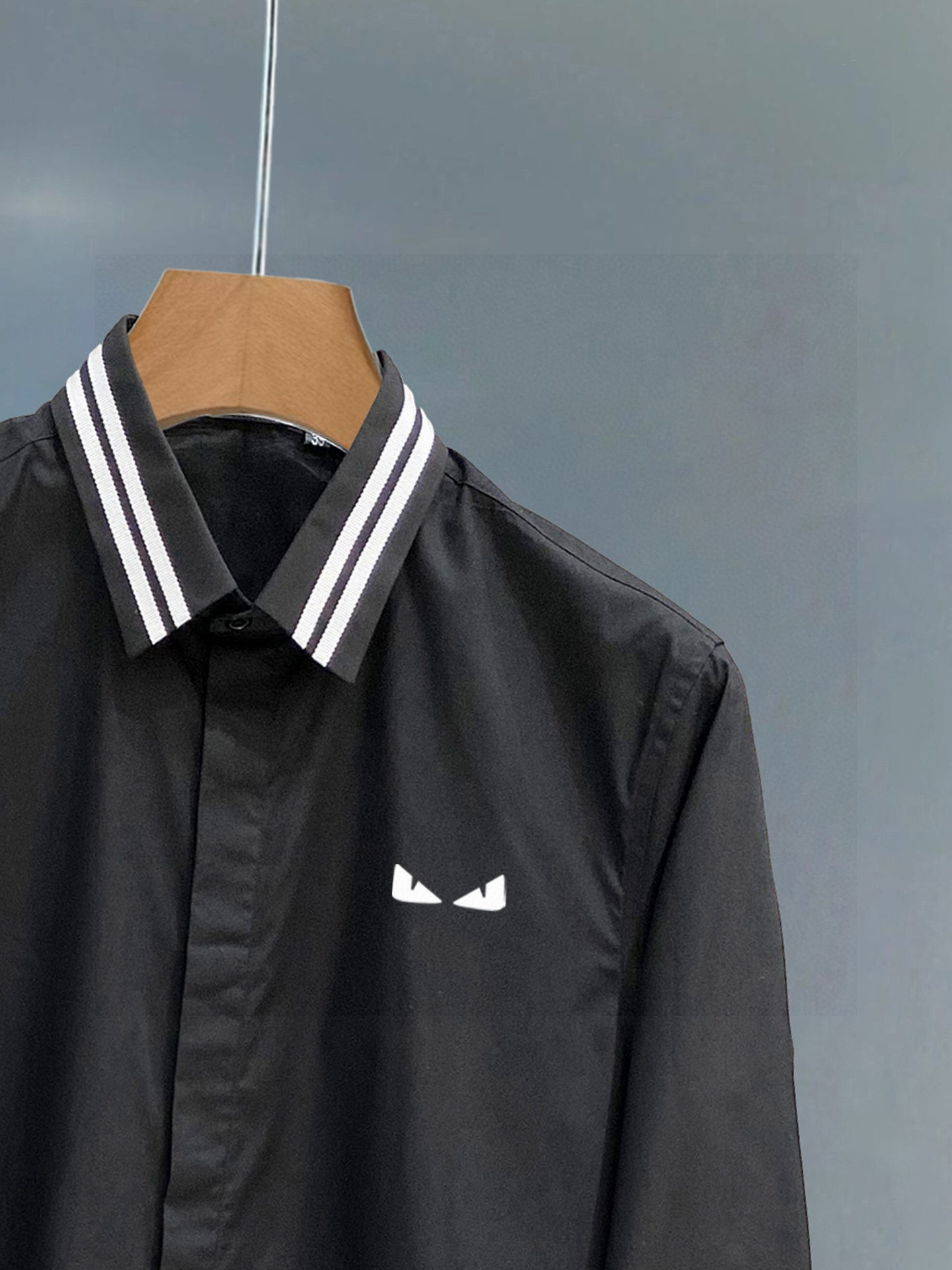 ￼ 芬迪 专柜最新款男士必备款衬衫，100%天然棉，舒服透气，原单狠货，原版面料，柔软舒适，上身高端又奢