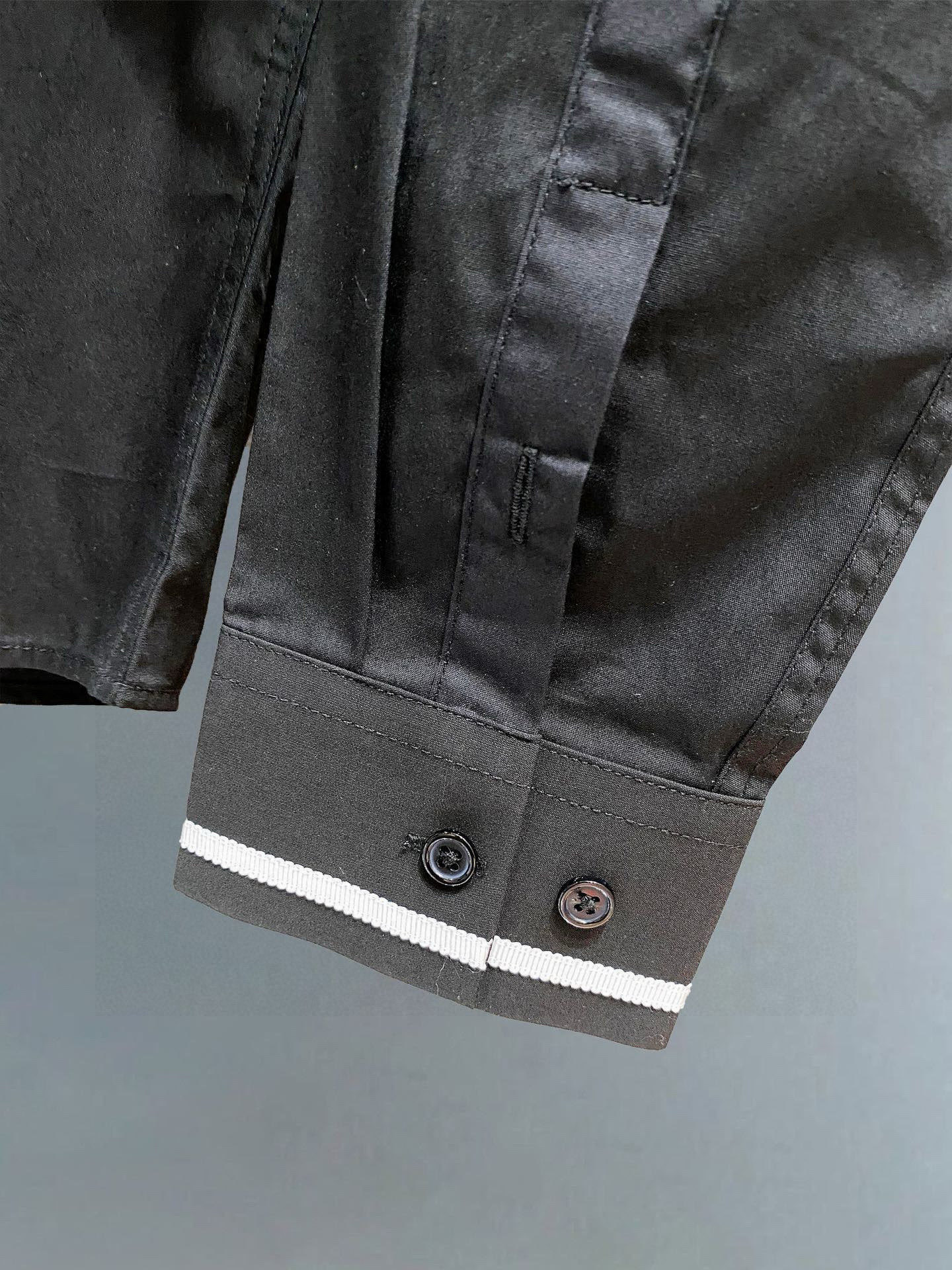 ￼ 芬迪 专柜最新款男士必备款衬衫，100%天然棉，舒服透气，原单狠货，原版面料，柔软舒适，上身高端又奢