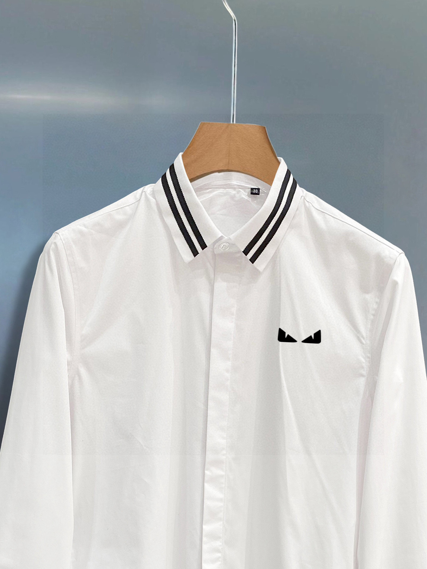 ￼ 芬迪 专柜最新款男士必备款衬衫，100%天然棉，舒服透气，原单狠货，原版面料，柔软舒适，上身高端又奢