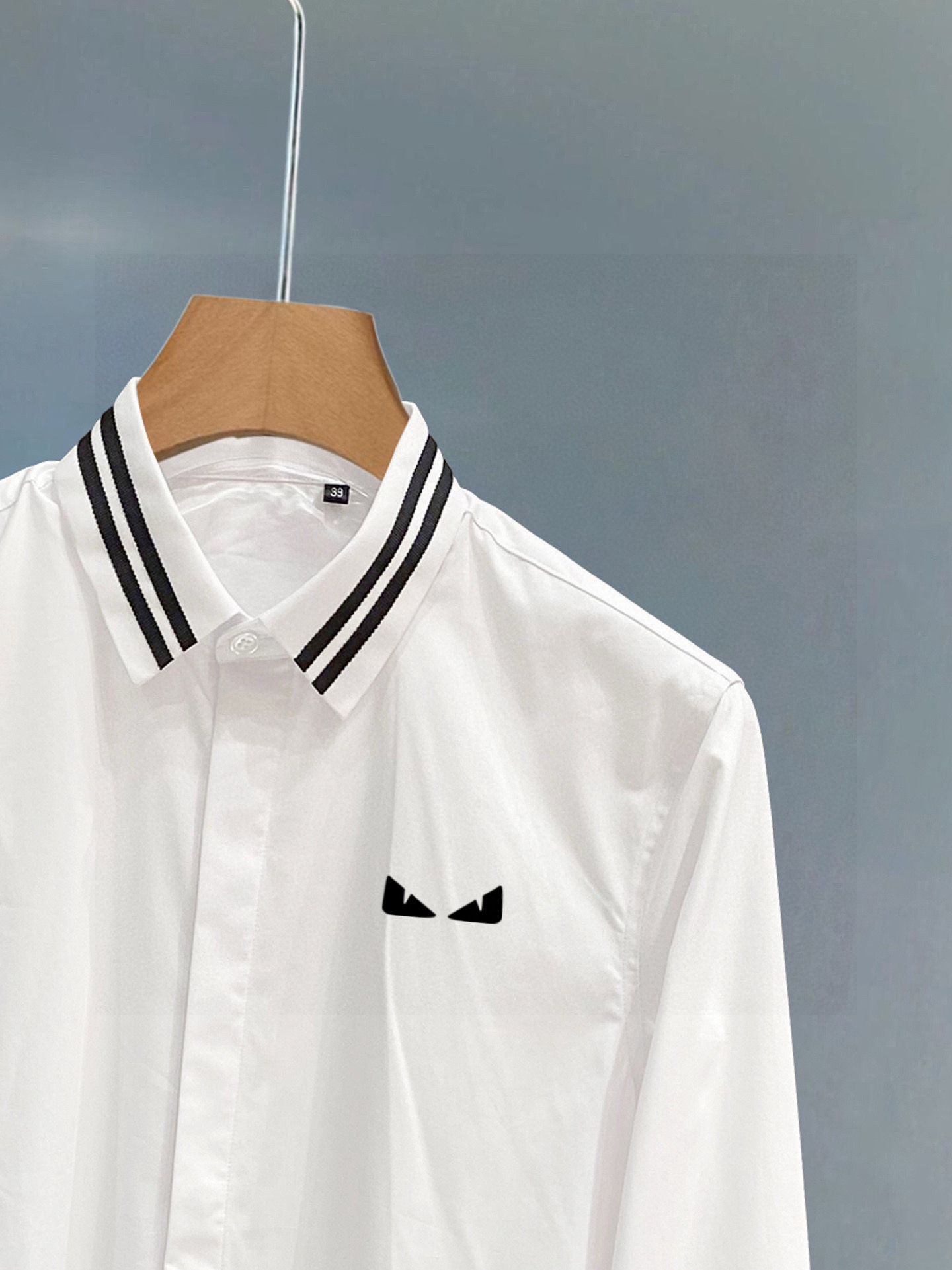 ￼ 芬迪 专柜最新款男士必备款衬衫，100%天然棉，舒服透气，原单狠货，原版面料，柔软舒适，上身高端又奢