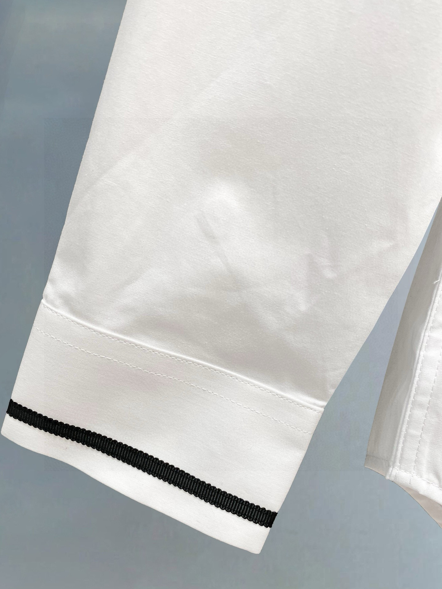 ￼ 芬迪 专柜最新款男士必备款衬衫，100%天然棉，舒服透气，原单狠货，原版面料，柔软舒适，上身高端又奢