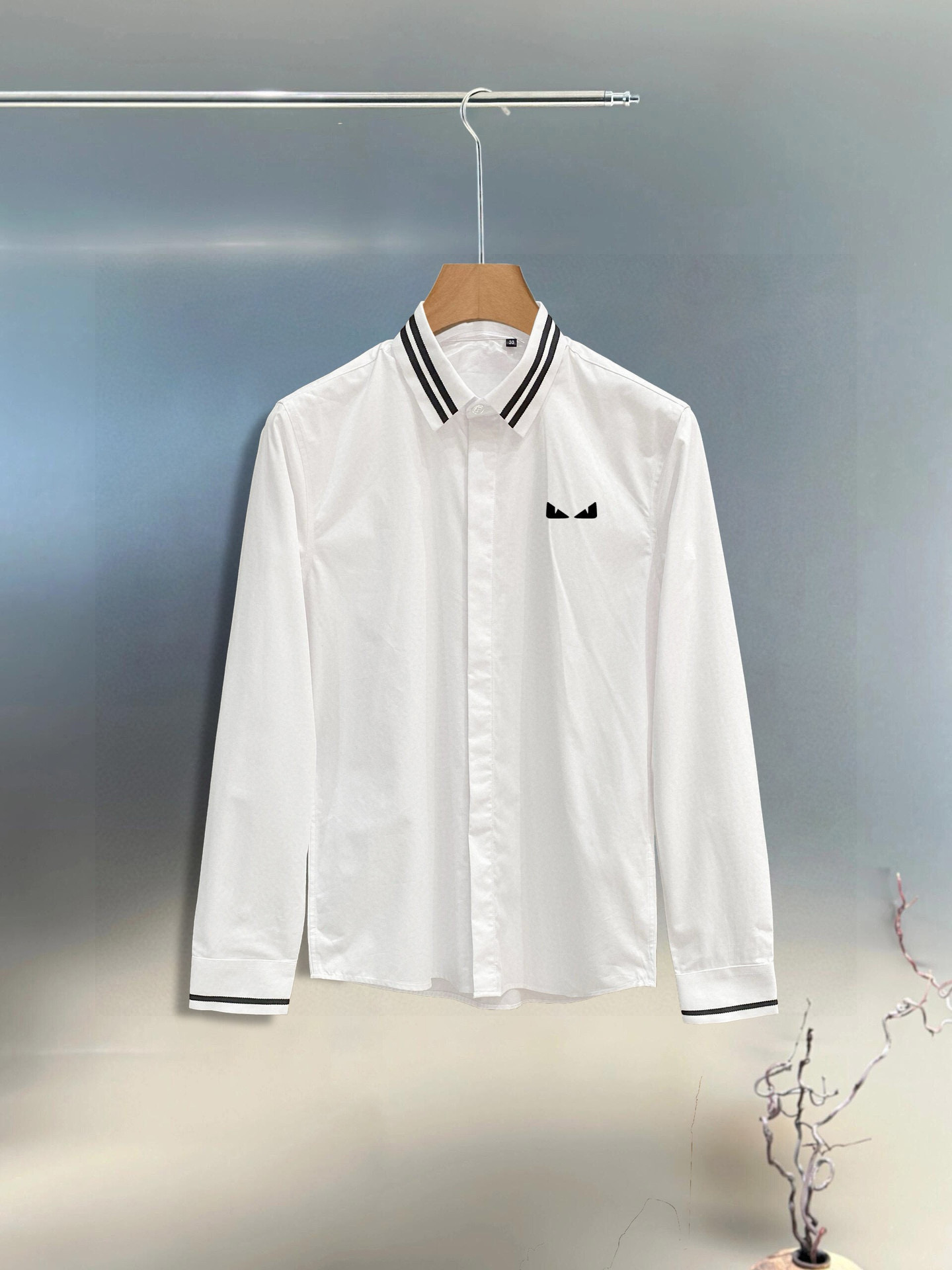 ￼ 芬迪 专柜最新款男士必备款衬衫，100%天然棉，舒服透气，原单狠货，原版面料，柔软舒适，上身高端又奢