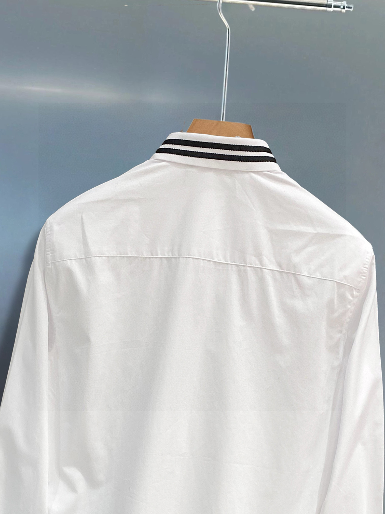 ￼ 芬迪 专柜最新款男士必备款衬衫，100%天然棉，舒服透气，原单狠货，原版面料，柔软舒适，上身高端又奢