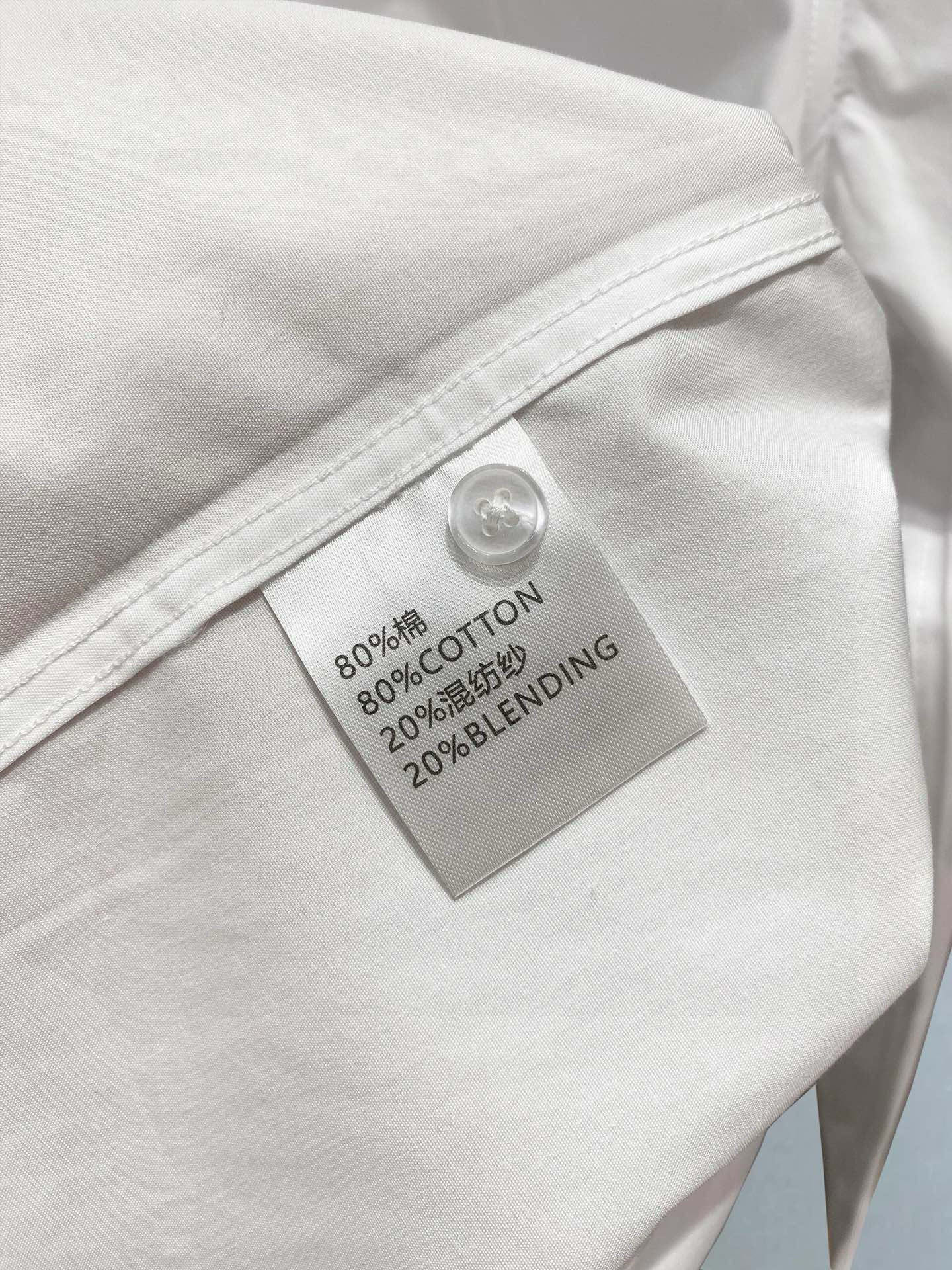 ￼ 芬迪 专柜最新款男士必备款衬衫，100%天然棉，舒服透气，原单狠货，原版面料，柔软舒适，上身高端又奢