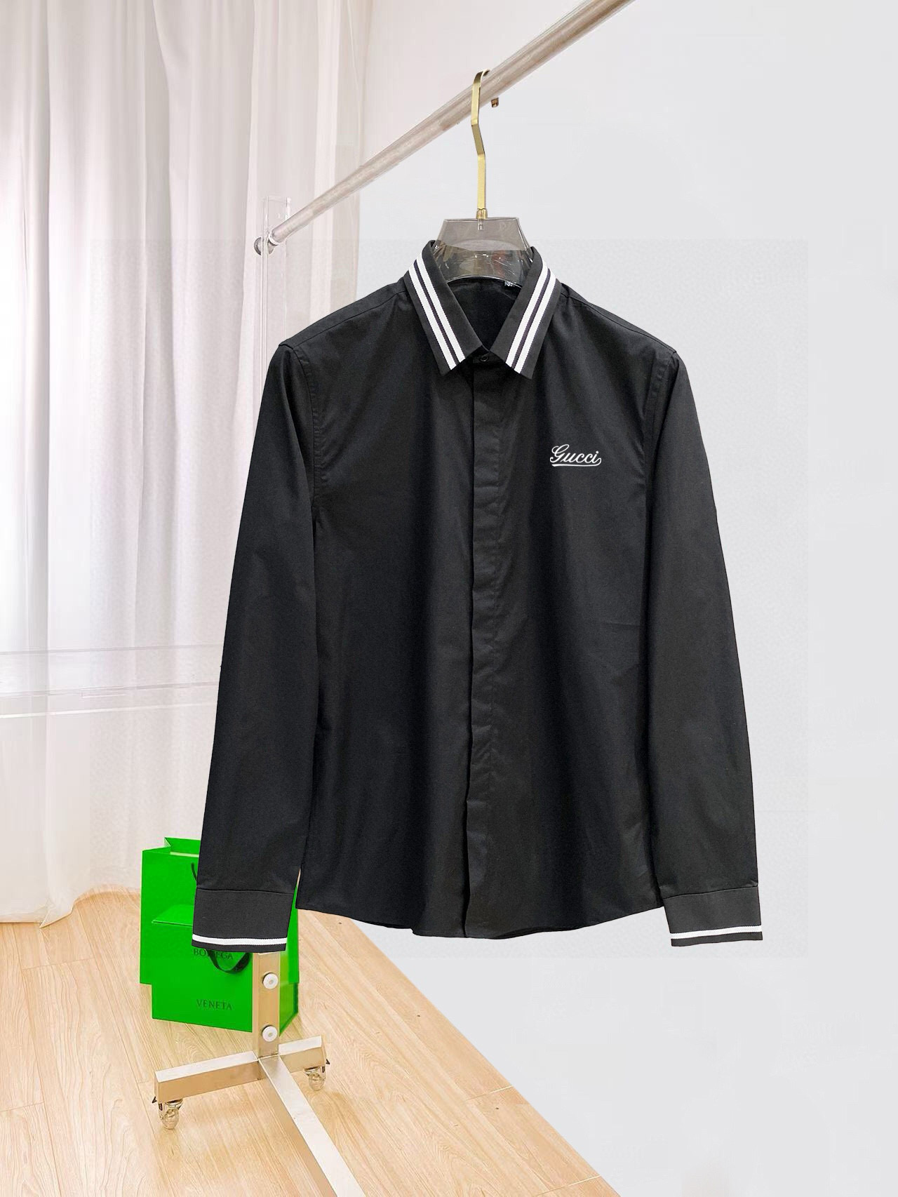 ￼ 酷奇 专柜最新款男士必备款衬衫，100%天然棉，舒服透气，原单狠货，原版面料，柔软舒适，上身高端又奢