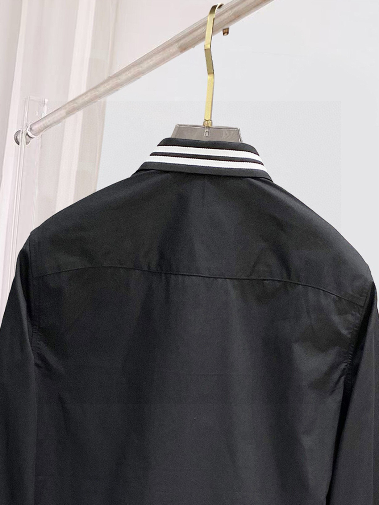 ￼ 酷奇 专柜最新款男士必备款衬衫，100%天然棉，舒服透气，原单狠货，原版面料，柔软舒适，上身高端又奢