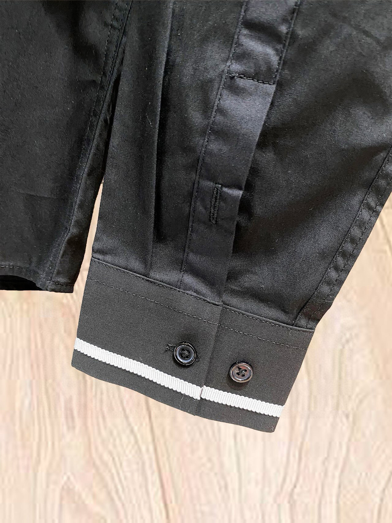 ￼ 酷奇 专柜最新款男士必备款衬衫，100%天然棉，舒服透气，原单狠货，原版面料，柔软舒适，上身高端又奢