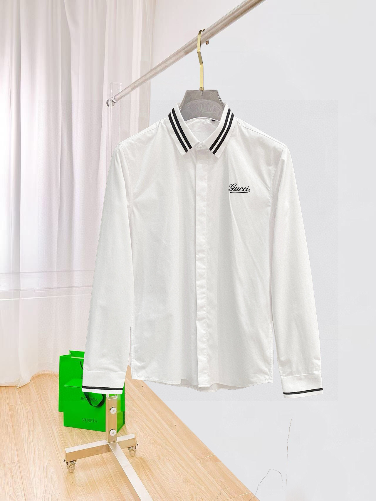 ￼ 酷奇 专柜最新款男士必备款衬衫，100%天然棉，舒服透气，原单狠货，原版面料，柔软舒适，上身高端又奢