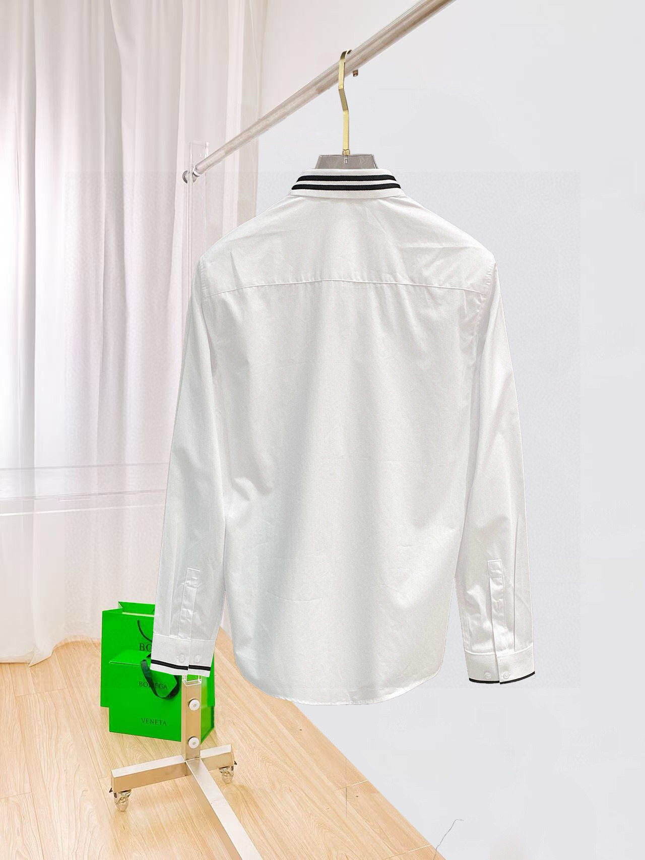 ￼ 酷奇 专柜最新款男士必备款衬衫，100%天然棉，舒服透气，原单狠货，原版面料，柔软舒适，上身高端又奢