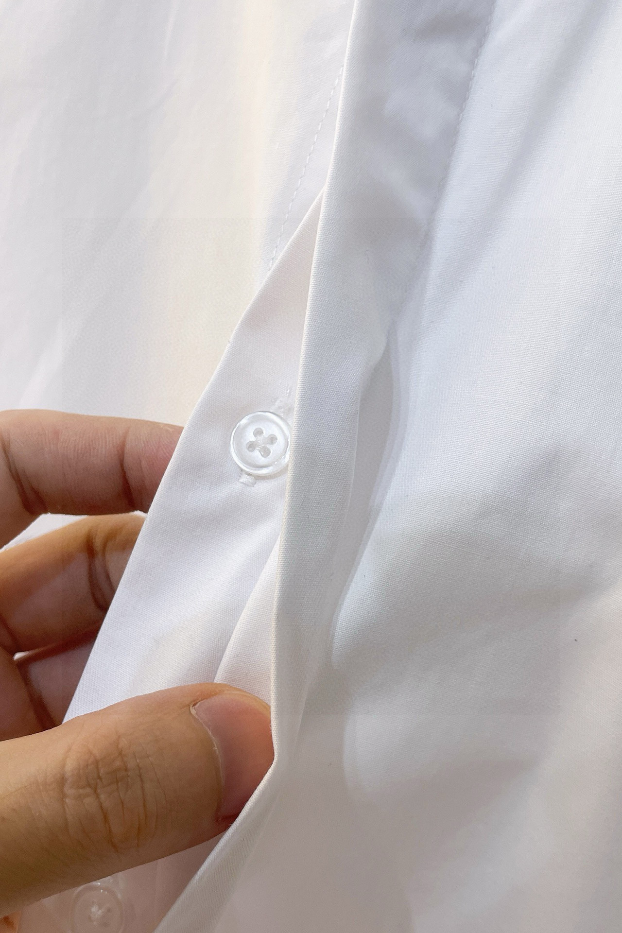 ￼ 酷奇 专柜最新款男士必备款衬衫，100%天然棉，舒服透气，原单狠货，原版面料，柔软舒适，上身高端又奢