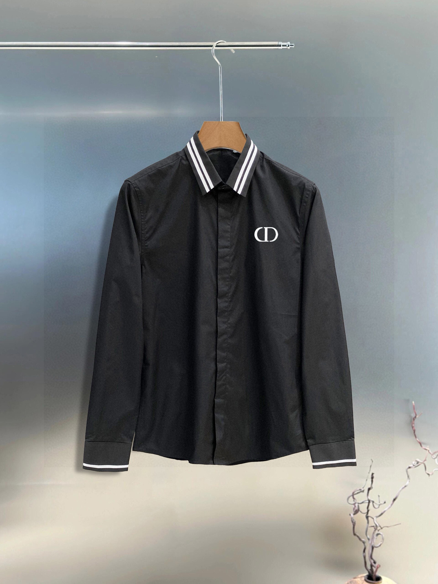 ￼ 迪奥 专柜最新款男士必备款衬衫，100%天然棉，舒服透气，原单狠货，原版面料，柔软舒适，上身高端又奢