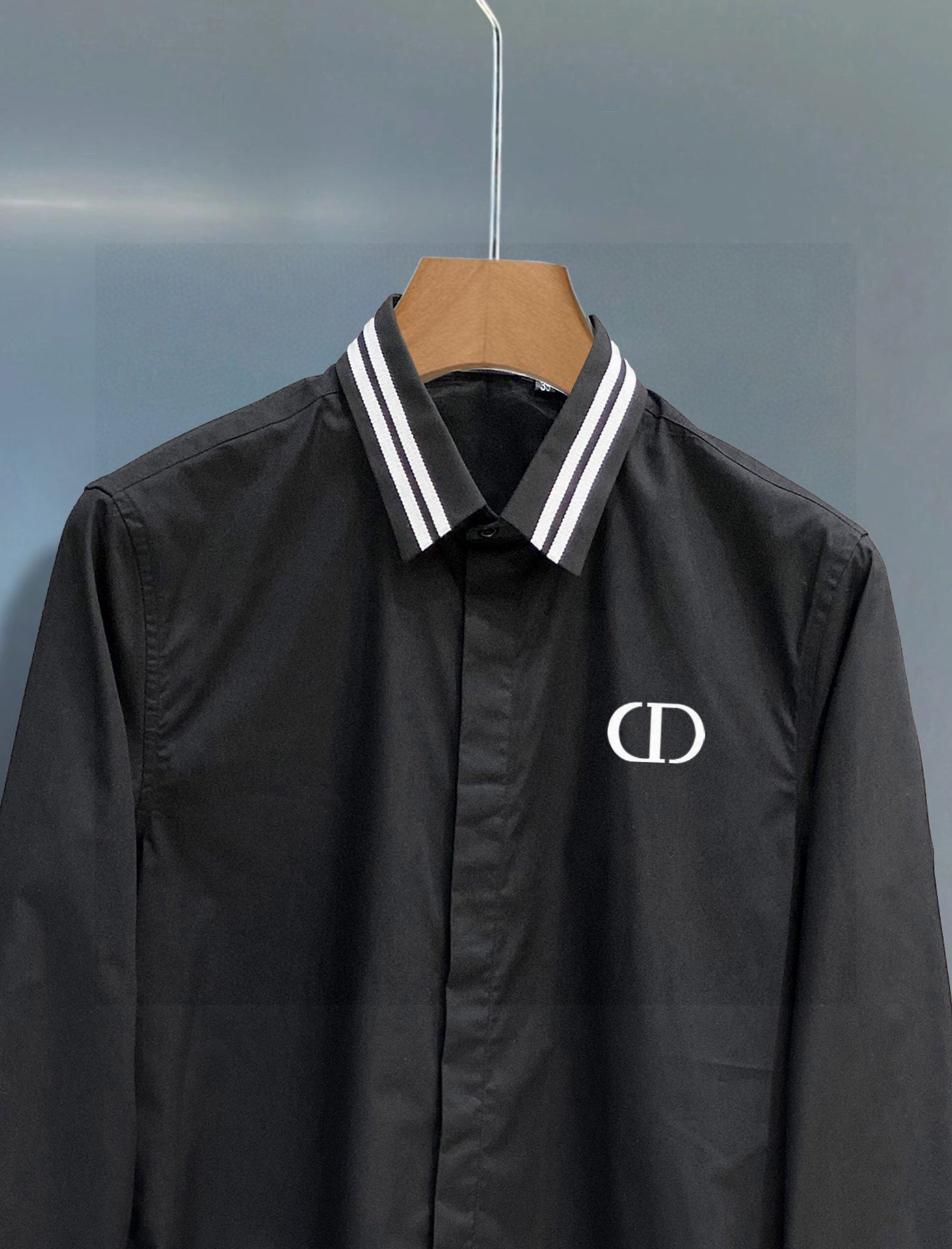 ￼ 迪奥 专柜最新款男士必备款衬衫，100%天然棉，舒服透气，原单狠货，原版面料，柔软舒适，上身高端又奢