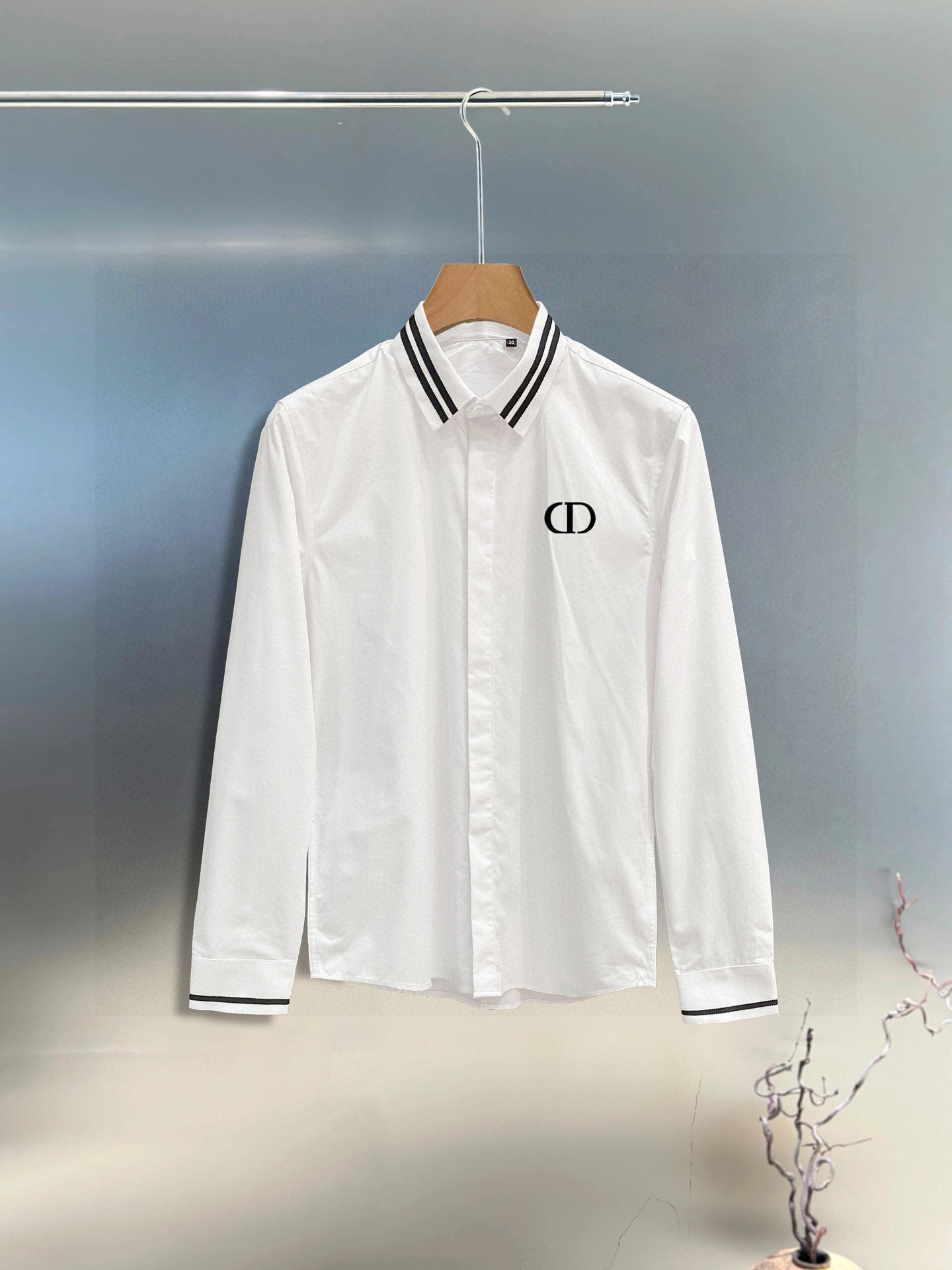 ￼ 迪奥 专柜最新款男士必备款衬衫，100%天然棉，舒服透气，原单狠货，原版面料，柔软舒适，上身高端又奢