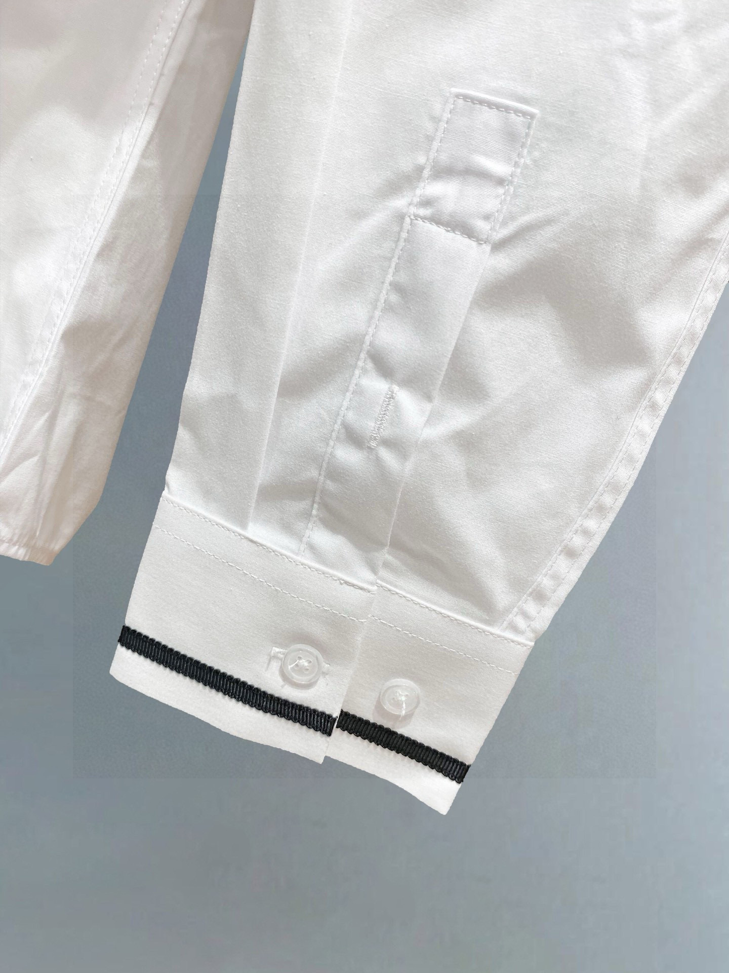 ￼ 迪奥 专柜最新款男士必备款衬衫，100%天然棉，舒服透气，原单狠货，原版面料，柔软舒适，上身高端又奢