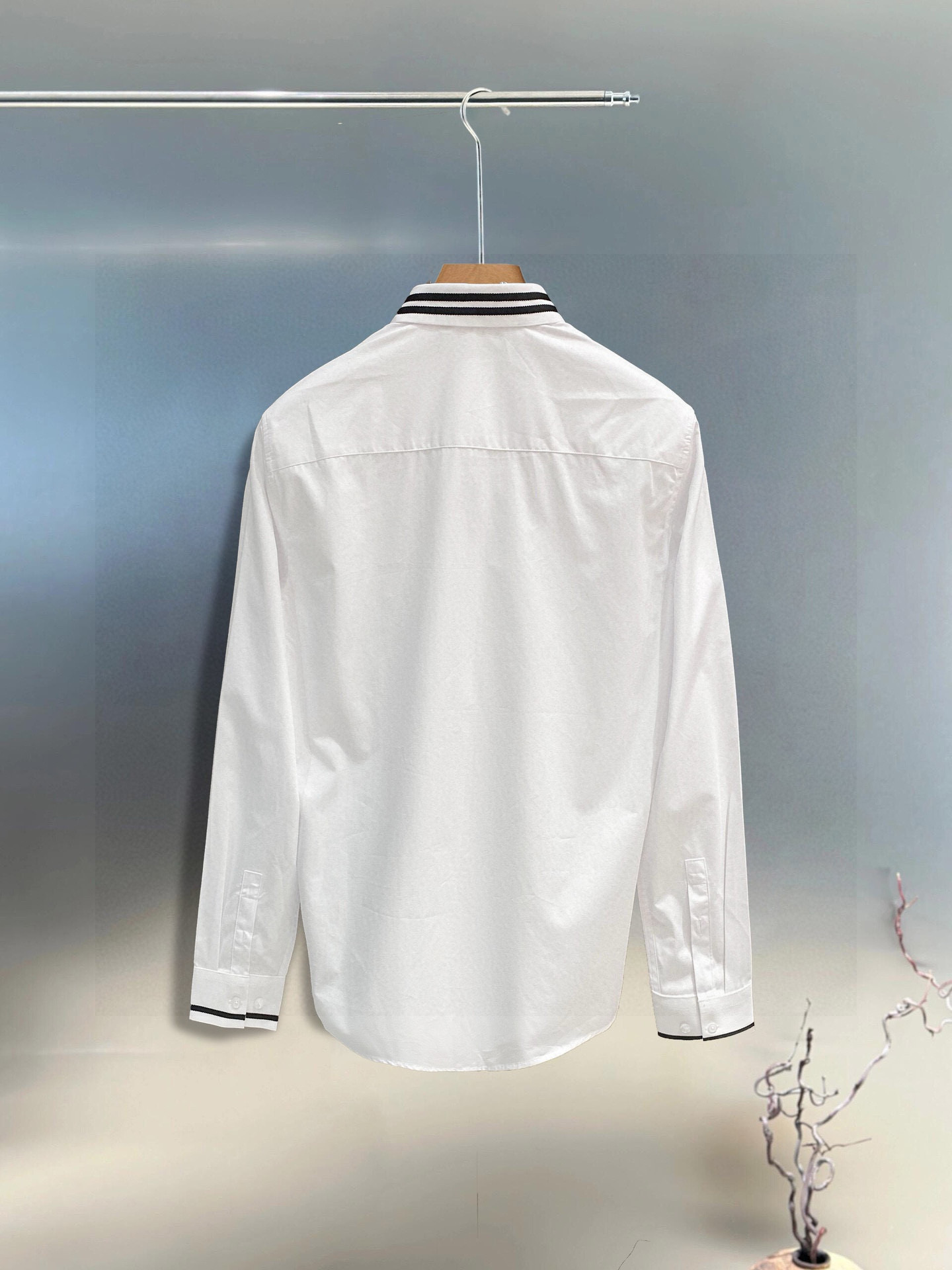 ￼ 迪奥 专柜最新款男士必备款衬衫，100%天然棉，舒服透气，原单狠货，原版面料，柔软舒适，上身高端又奢