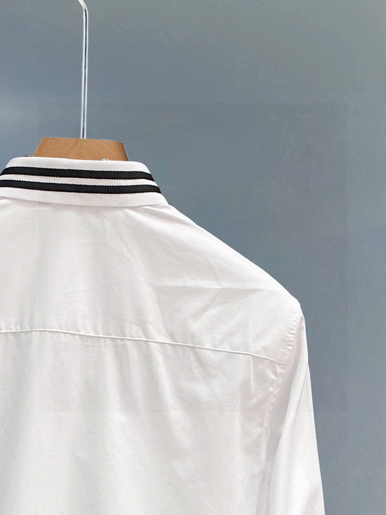 ￼ 迪奥 专柜最新款男士必备款衬衫，100%天然棉，舒服透气，原单狠货，原版面料，柔软舒适，上身高端又奢