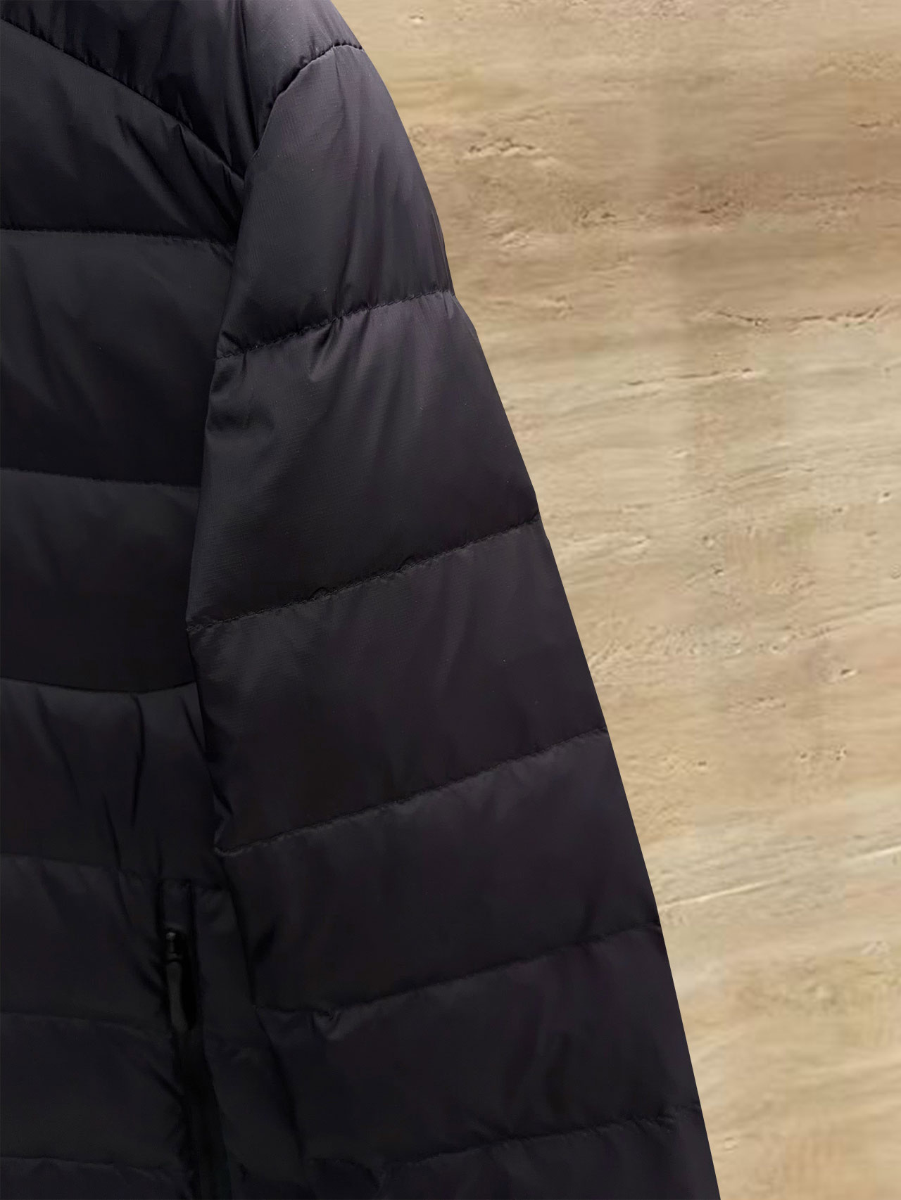 始祖鸟 90绒填充 750蓬松度 田岛印花 轻薄连帽羽绒服 外套胸前侧拉链小口袋，可装东西 Thoriu