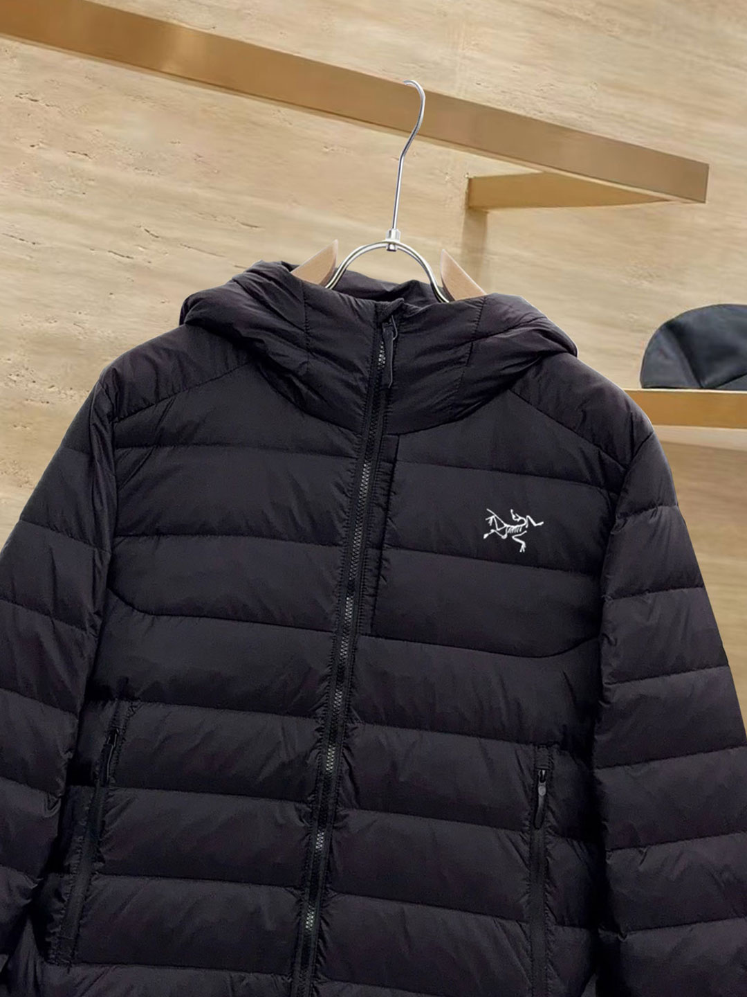 始祖鸟 90绒填充 750蓬松度 田岛印花 轻薄连帽羽绒服 外套胸前侧拉链小口袋，可装东西 Thoriu