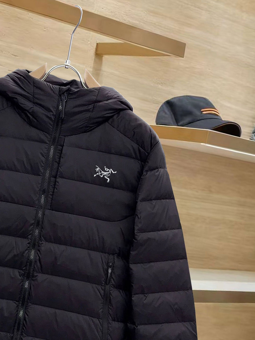 始祖鸟 90绒填充 750蓬松度 田岛印花 轻薄连帽羽绒服 外套胸前侧拉链小口袋，可装东西 Thoriu