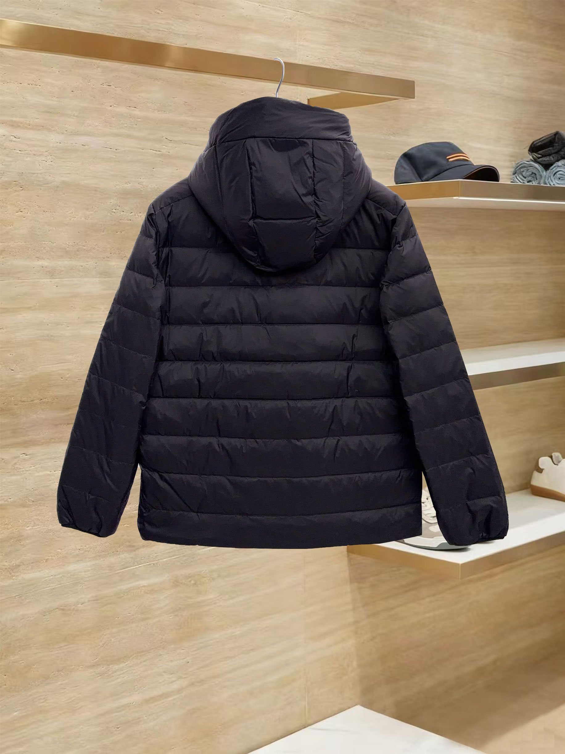 始祖鸟 90绒填充 750蓬松度 田岛印花 轻薄连帽羽绒服 外套胸前侧拉链小口袋，可装东西 Thoriu