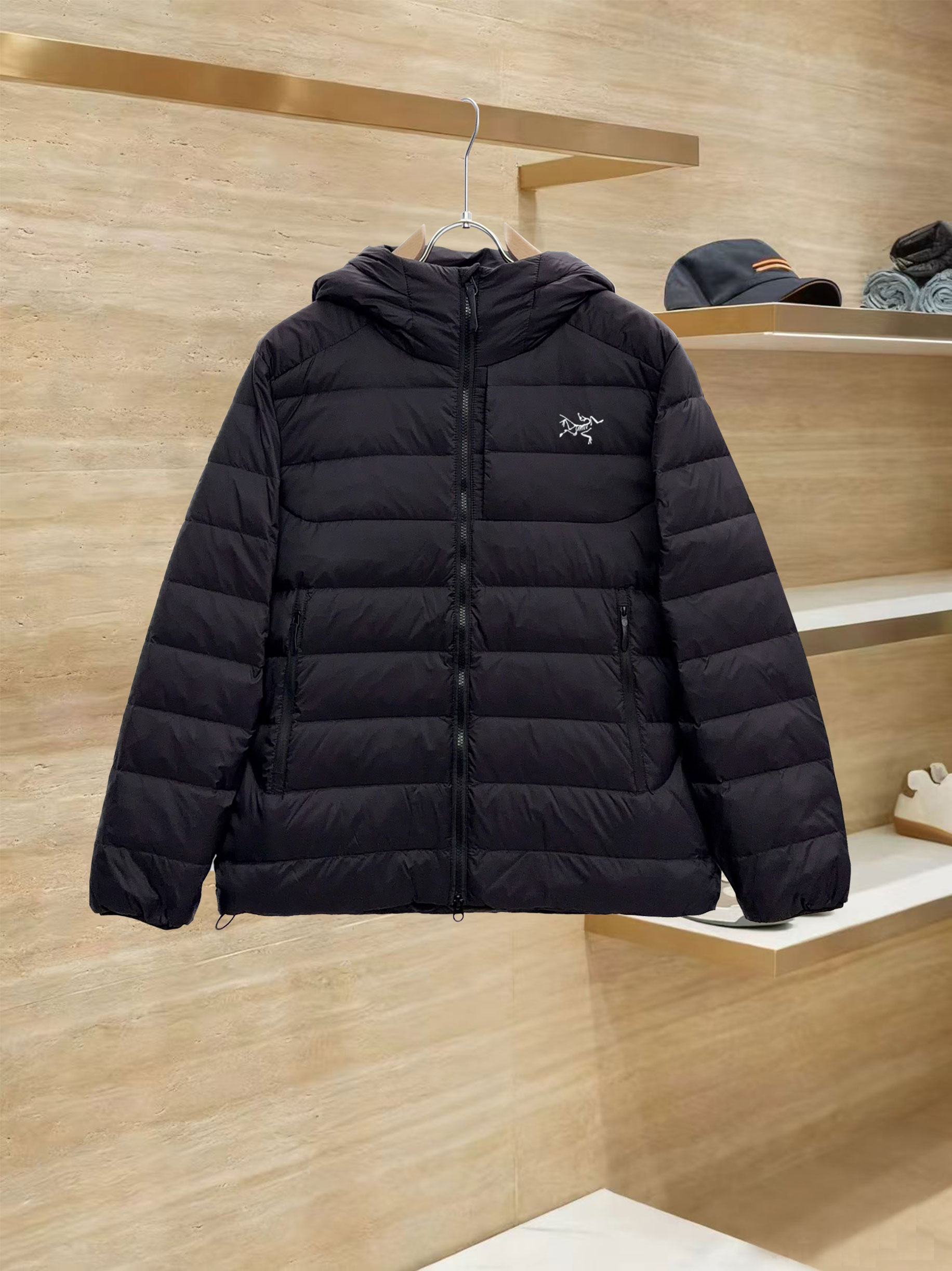 始祖鸟 90绒填充 750蓬松度 田岛印花 轻薄连帽羽绒服 外套胸前侧拉链小口袋，可装东西 Thoriu