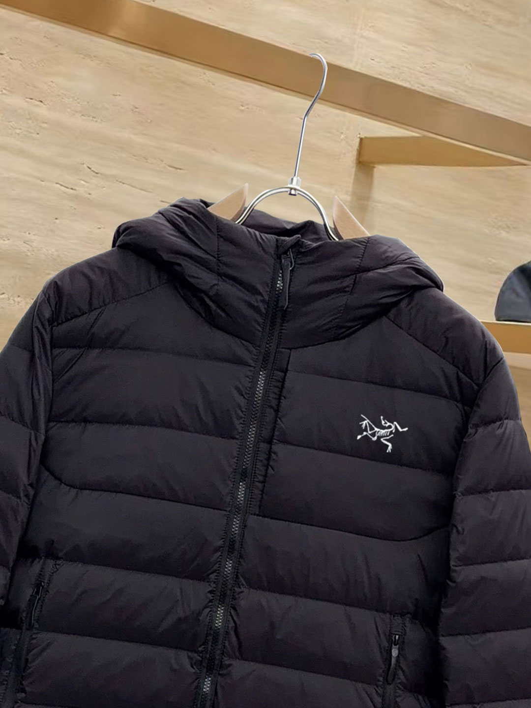 始祖鸟 90绒填充 750蓬松度 田岛印花 轻薄连帽羽绒服 外套胸前侧拉链小口袋，可装东西 Thoriu