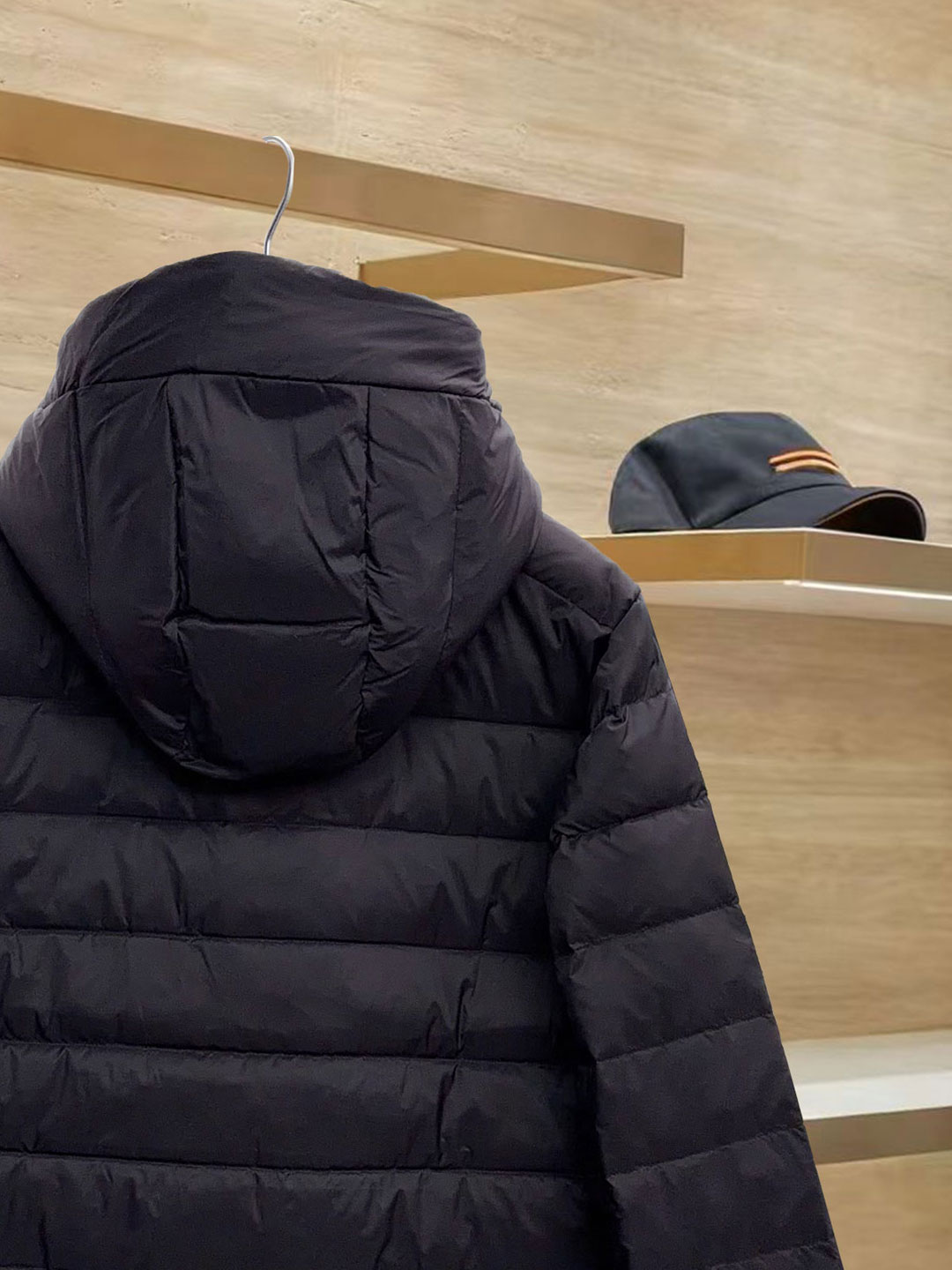 始祖鸟 90绒填充 750蓬松度 田岛印花 轻薄连帽羽绒服 外套胸前侧拉链小口袋，可装东西 Thoriu