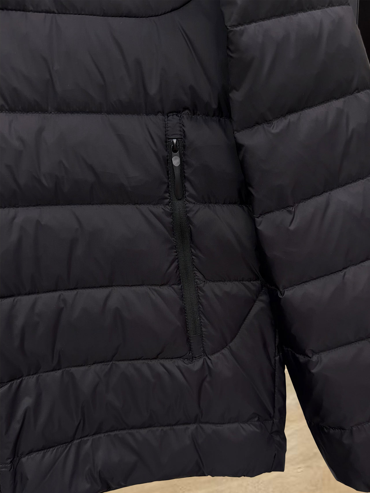 始祖鸟 90绒填充 750蓬松度 田岛印花 轻薄连帽羽绒服 外套胸前侧拉链小口袋，可装东西 Thoriu