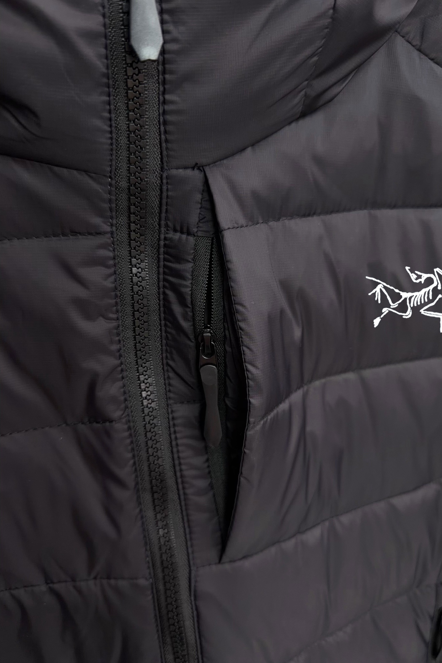 始祖鸟 90绒填充 750蓬松度 田岛印花 轻薄连帽羽绒服 外套胸前侧拉链小口袋，可装东西 Thoriu