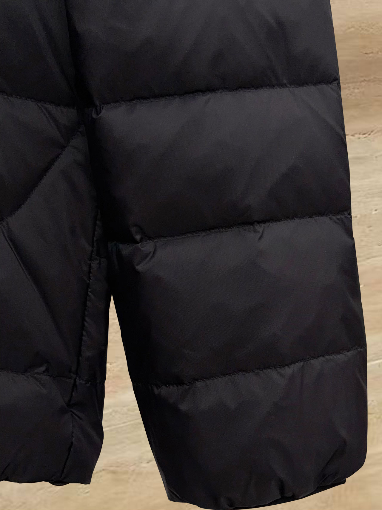 始祖鸟 90绒填充 750蓬松度 田岛印花 轻薄连帽羽绒服 外套胸前侧拉链小口袋，可装东西 Thoriu