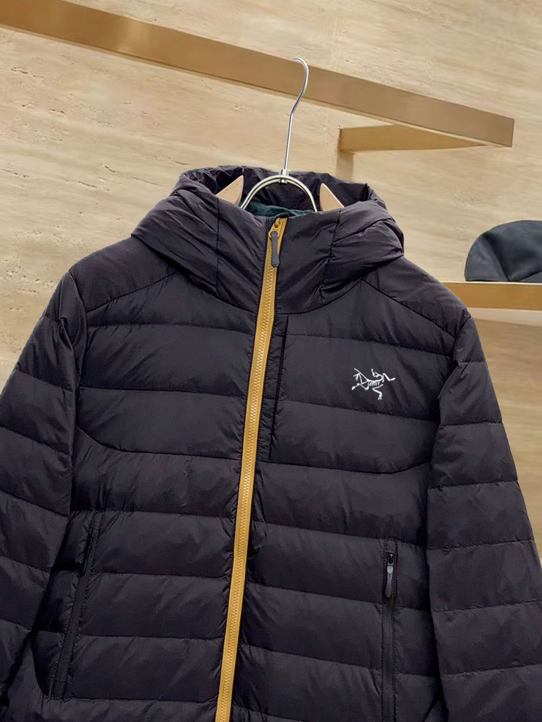 始祖鸟 90绒填充 750蓬松度 田岛印花 轻薄连帽羽绒服 外套胸前侧拉链小口袋，可装东西 Thoriu