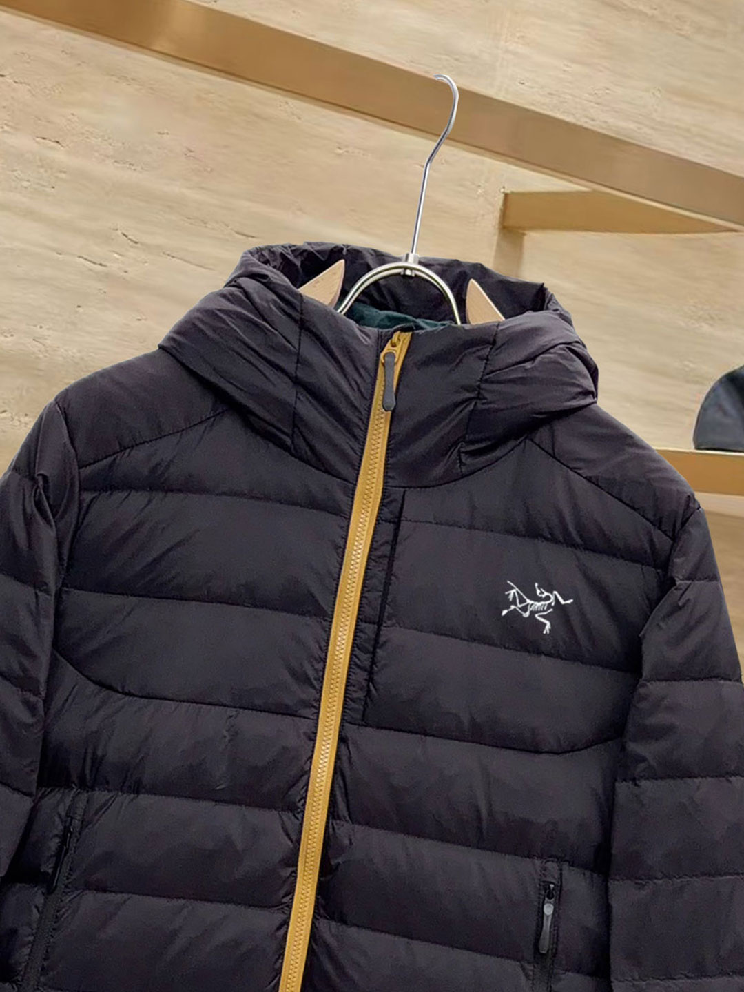 始祖鸟 90绒填充 750蓬松度 田岛印花 轻薄连帽羽绒服 外套胸前侧拉链小口袋，可装东西 Thoriu